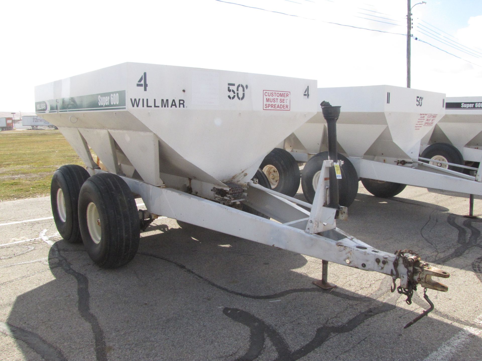 Willmar Super 600 fertilizer spreader - Image 5 of 26