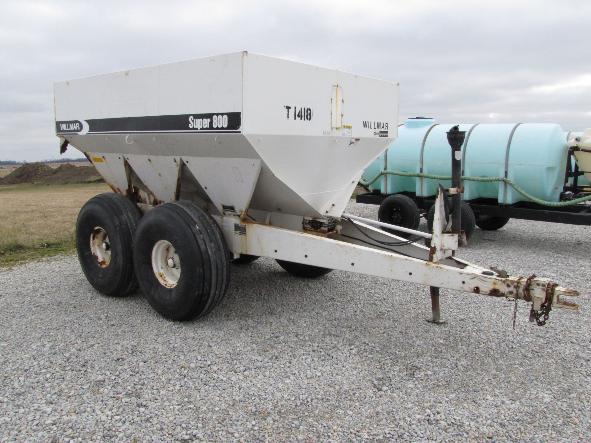 Willmar Super 800 fertilizer spreader - Image 3 of 40