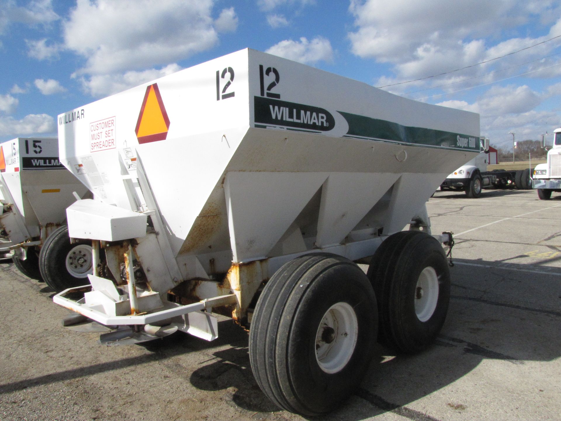 Willmar Super 600 fertilizer spreader - Image 4 of 26