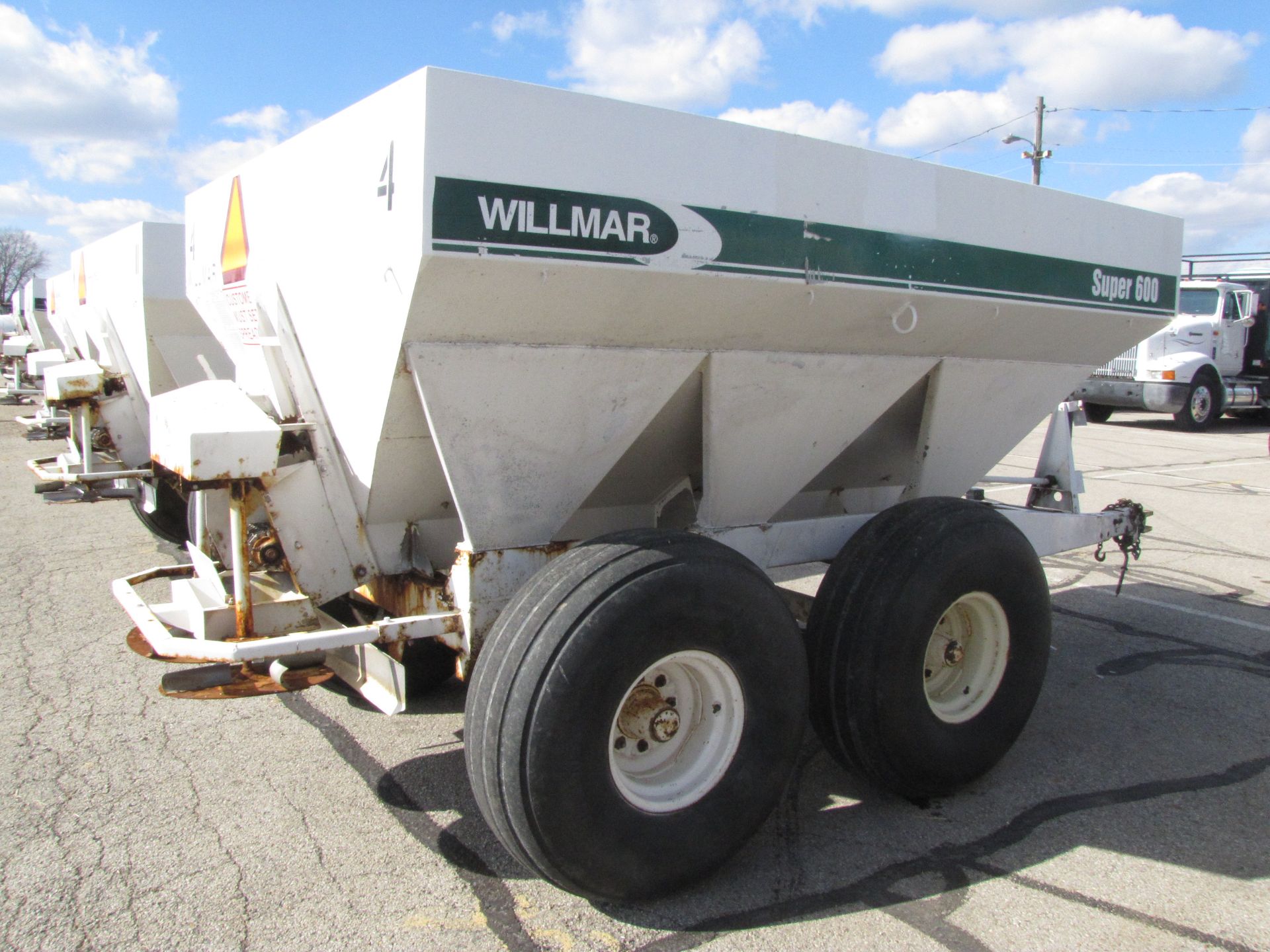 Willmar Super 600 fertilizer spreader - Image 4 of 26