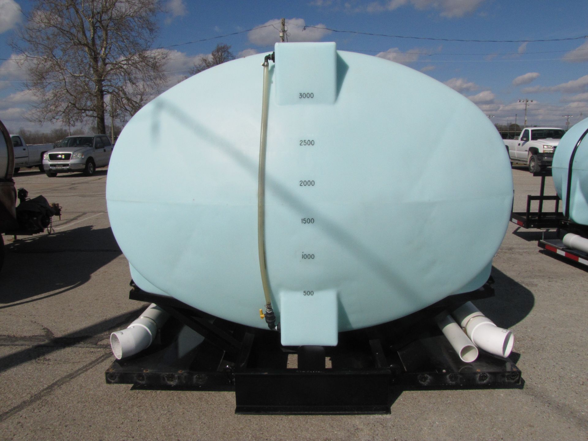 3200-gal poly tank on saddle - Image 3 of 19