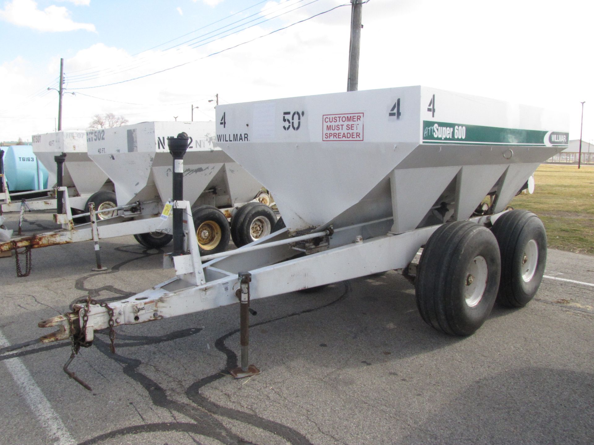 Willmar Super 600 fertilizer spreader