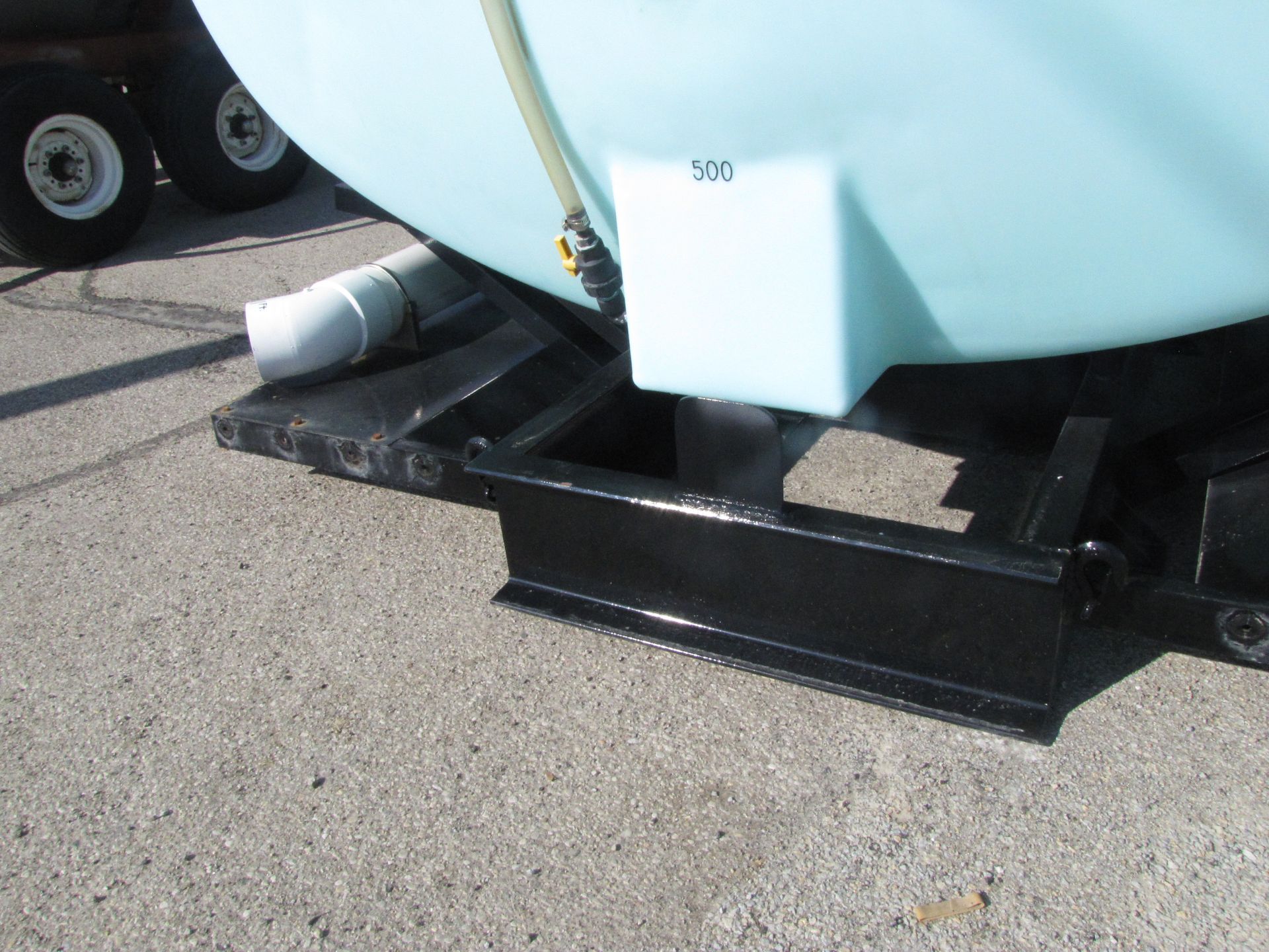 3200-gal poly tank on saddle - Image 11 of 19