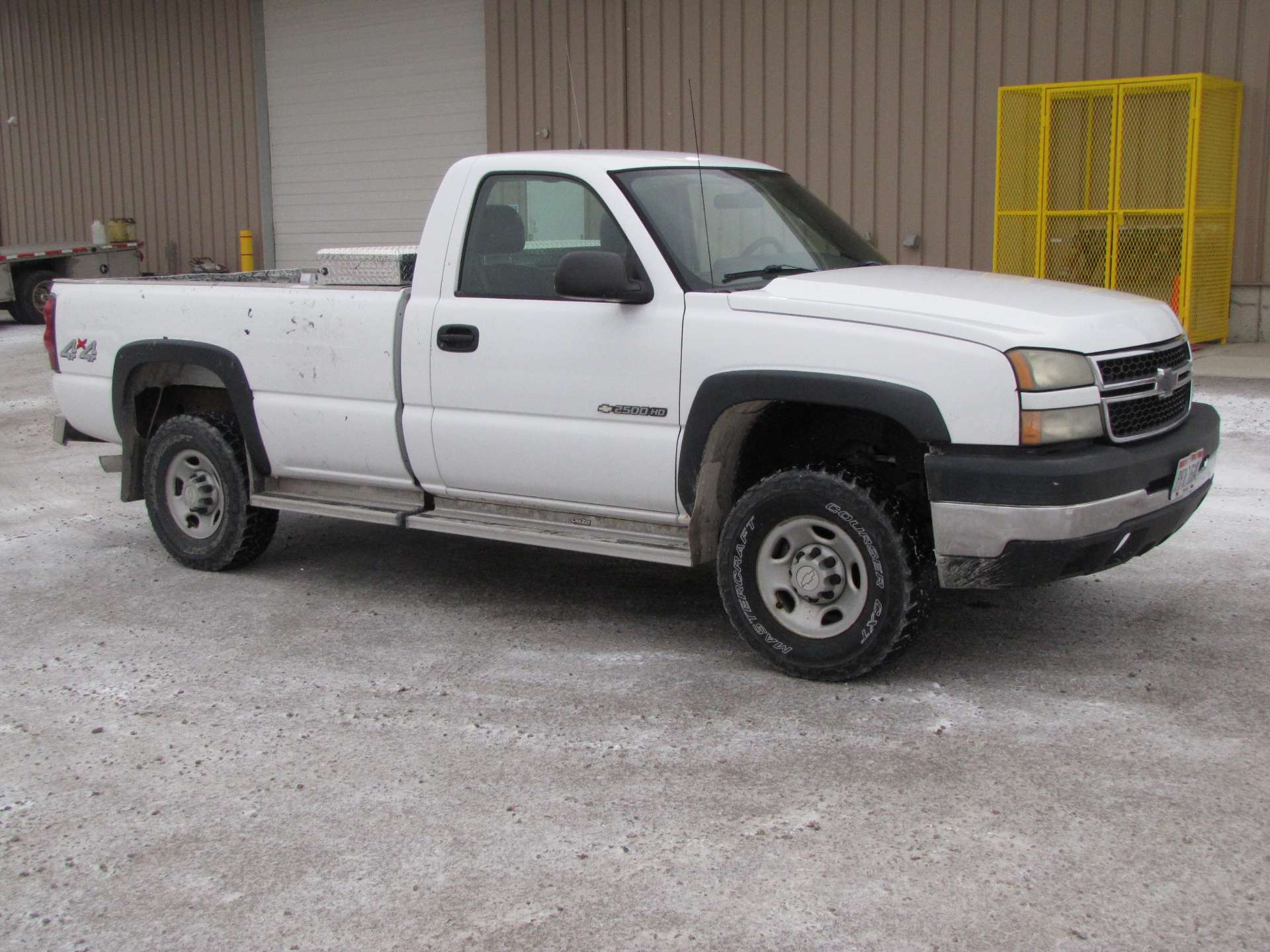 2006 Chevy 2500 HD pickup truck - Image 2 of 63