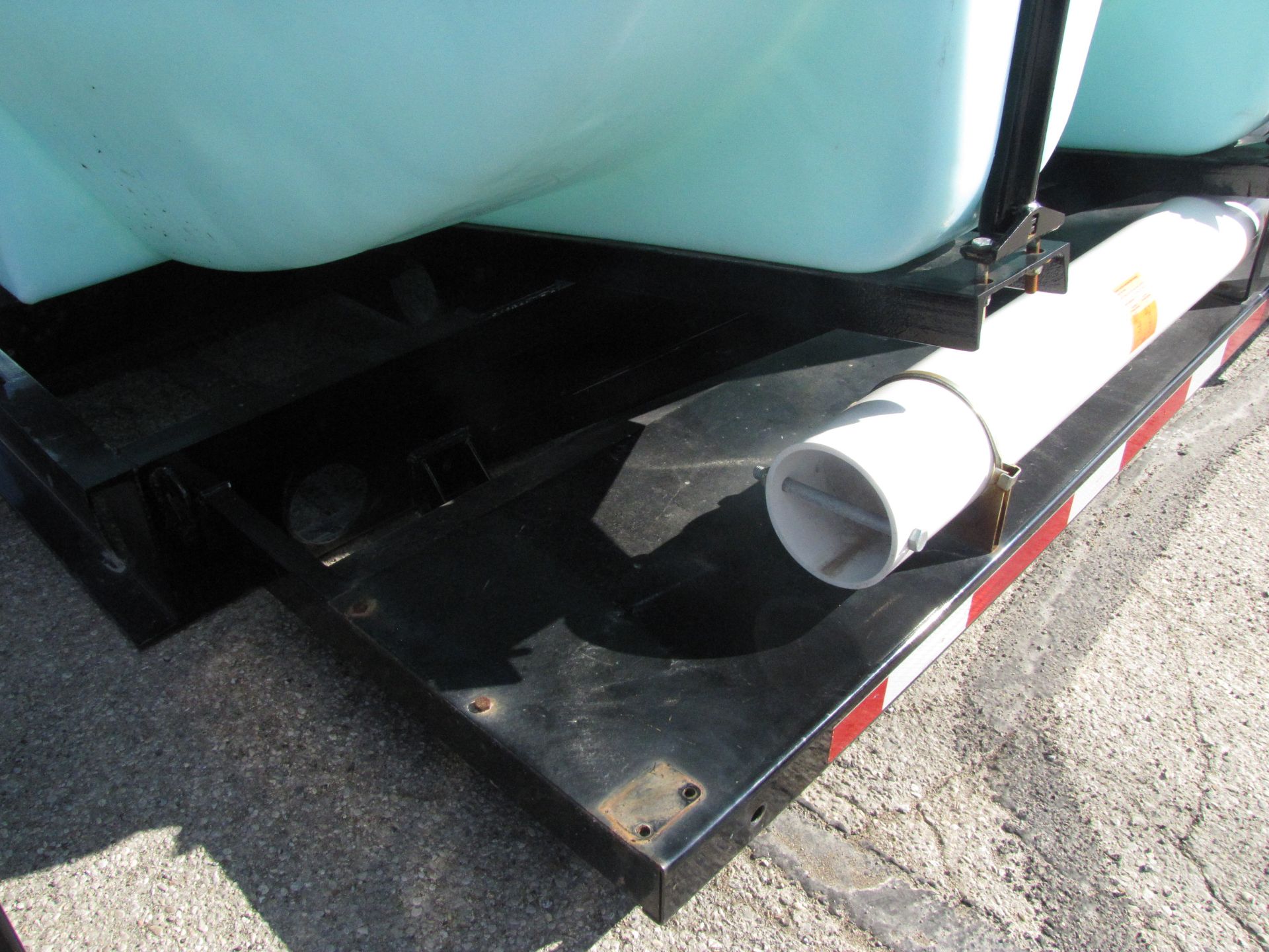 3200-gal poly tank on saddle - Image 17 of 19