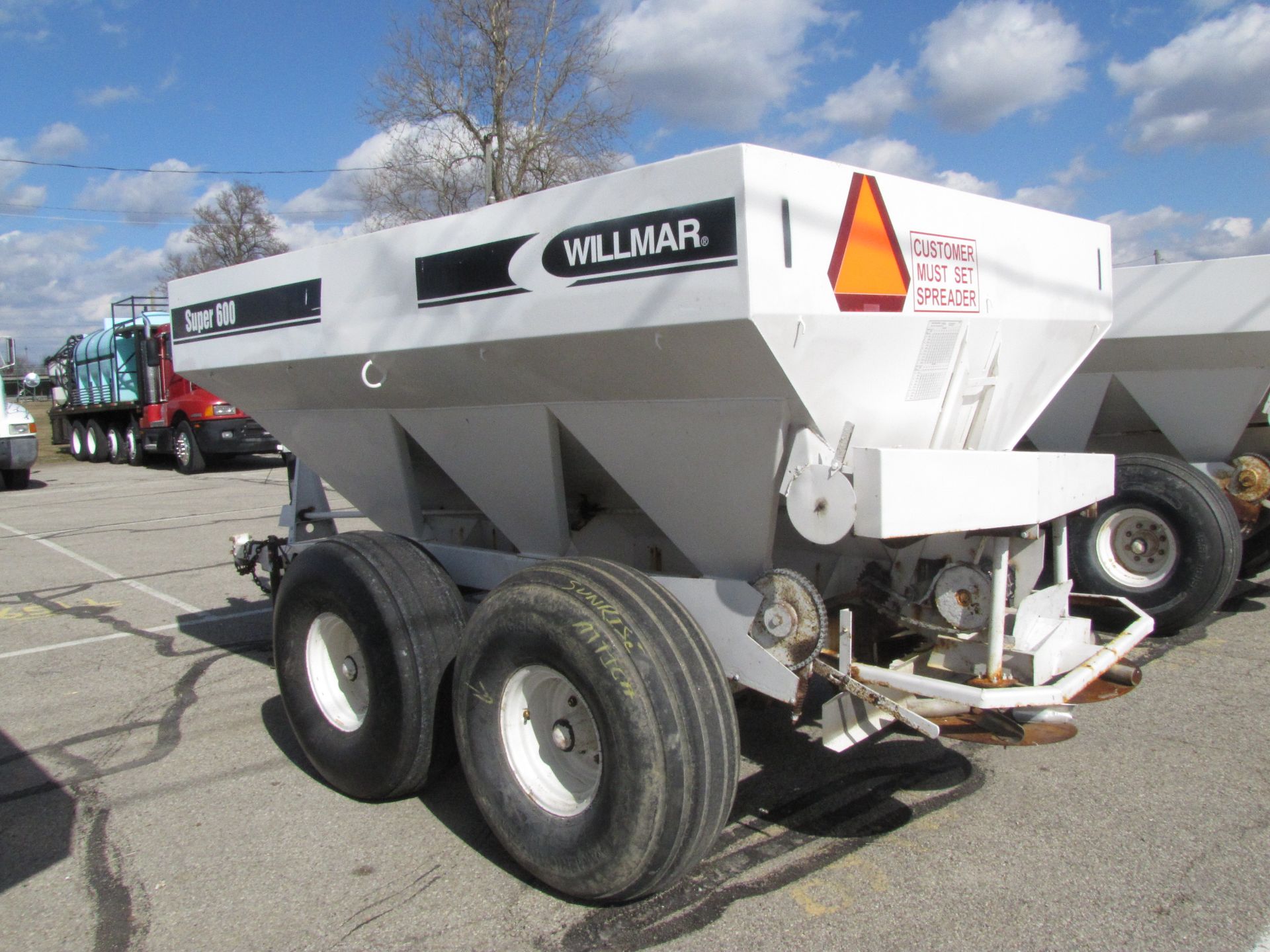 Willmar Super 600 fertilizer spreader - Image 2 of 21