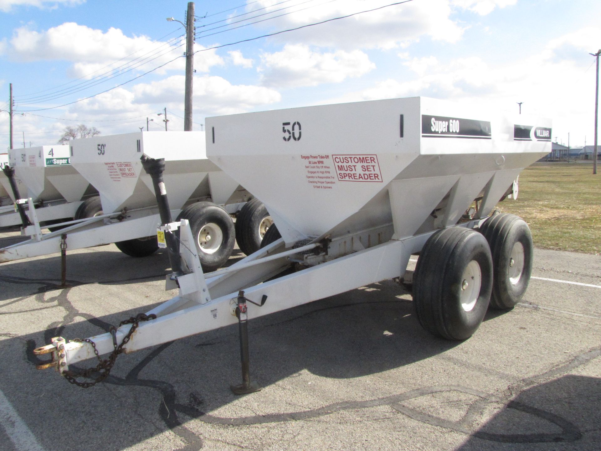 Willmar Super 600 fertilizer spreader