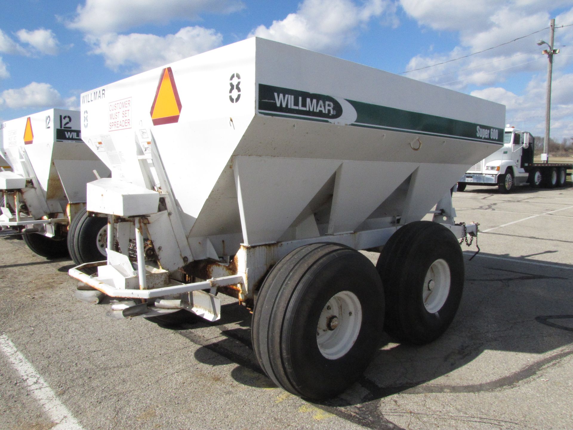 Willmar Super 600 fertilizer spreader - Image 4 of 22