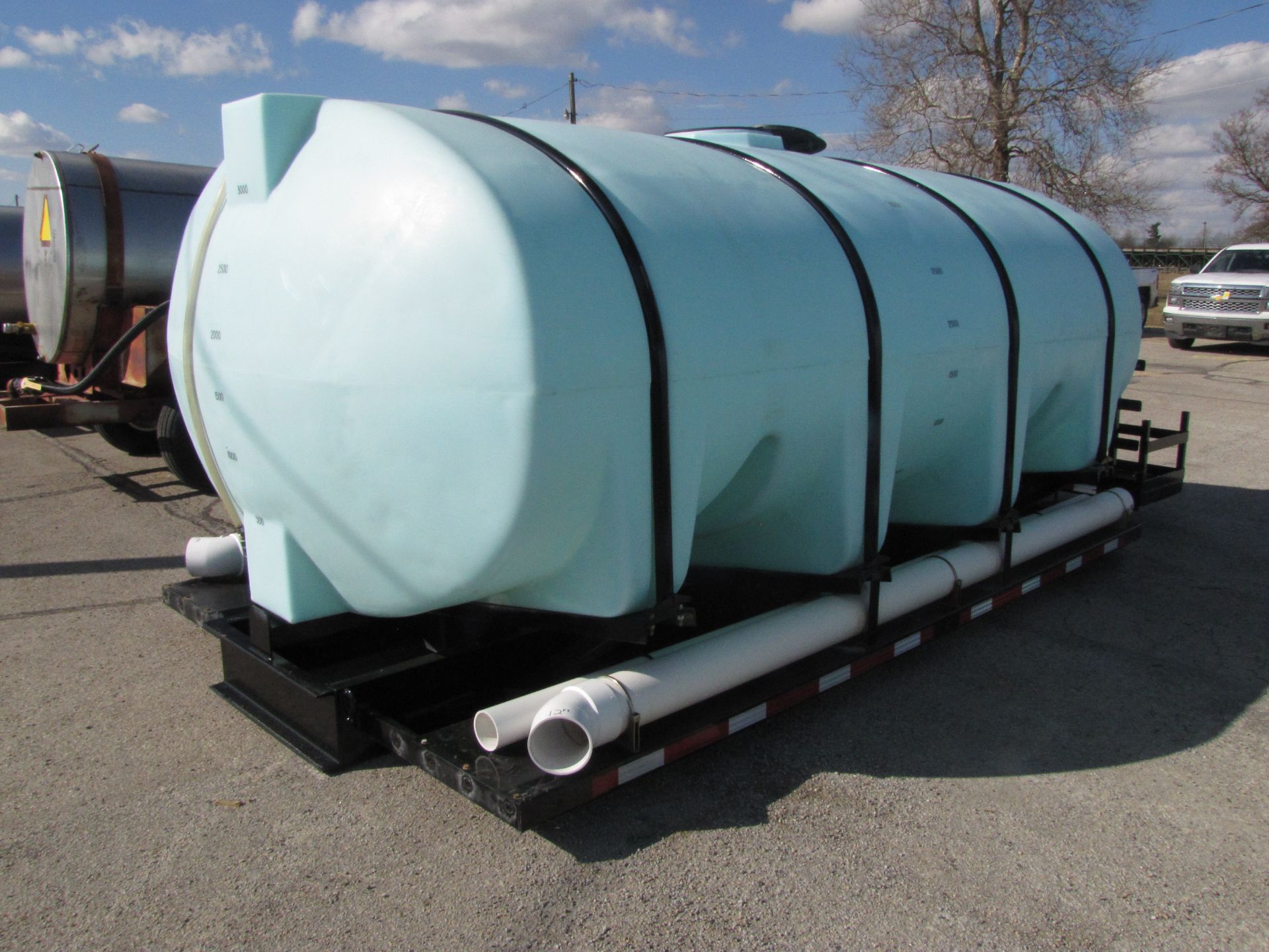 3200-gal poly tank on saddle - Image 4 of 19