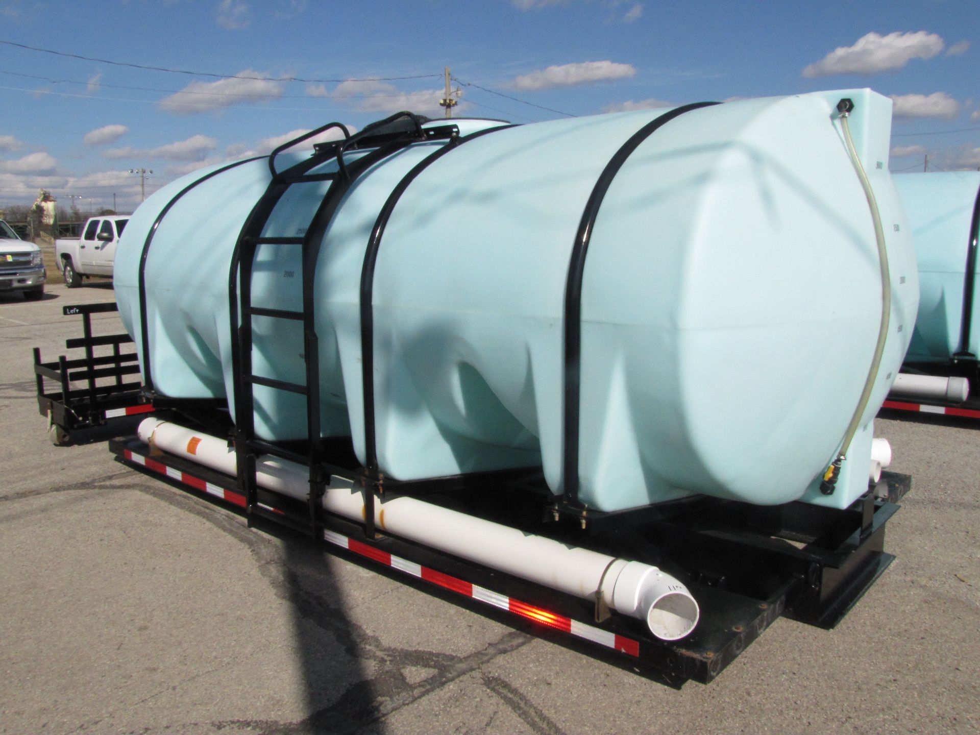 3200-gal poly tank on saddle - Image 2 of 19