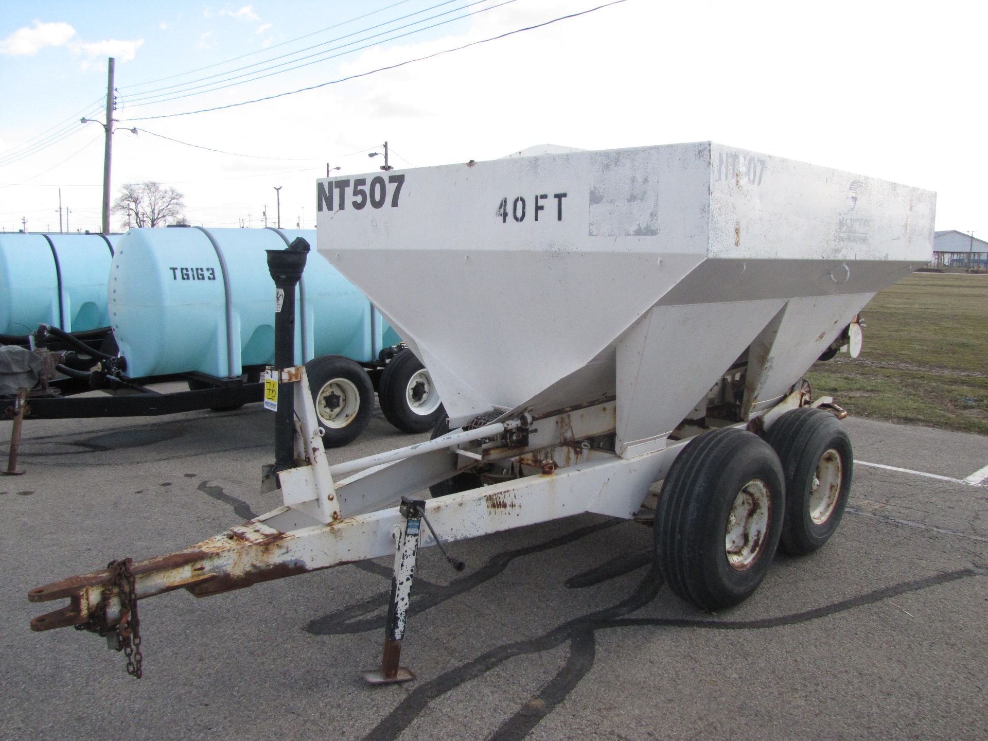 Willmar 500 Narrow Track spreader