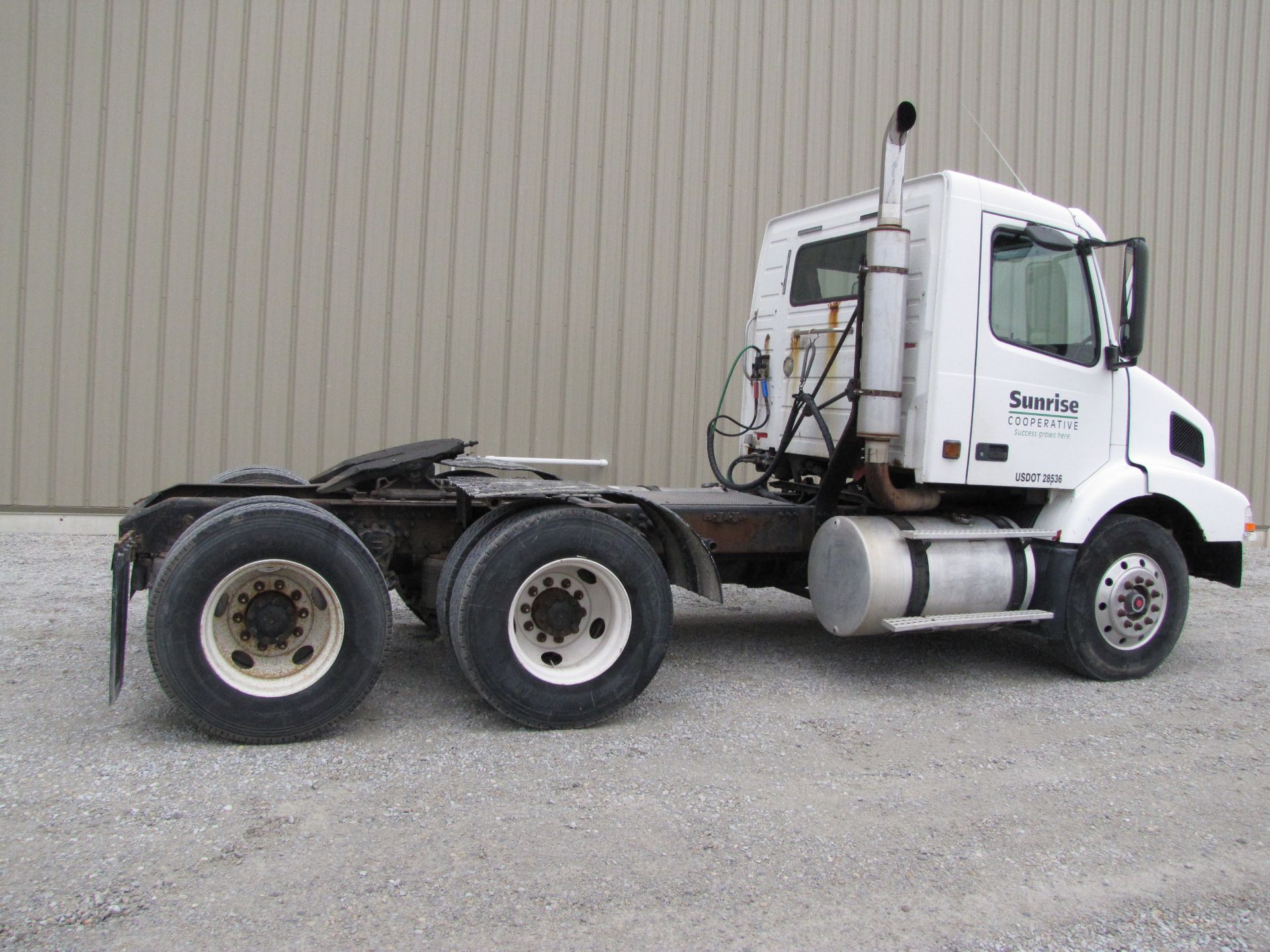 1999 Volvo VNL-64 semi truck - Image 3 of 64