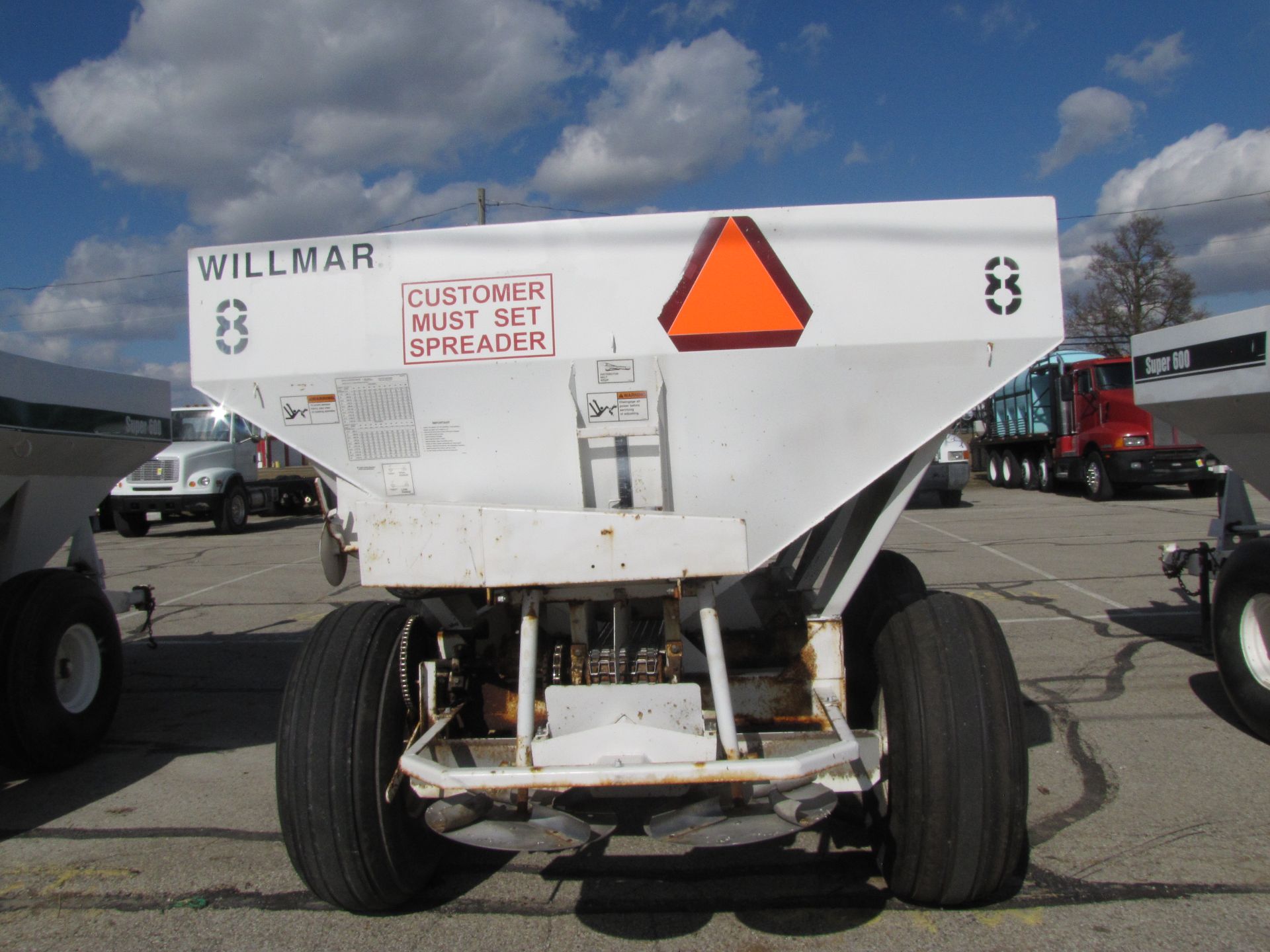 Willmar Super 600 fertilizer spreader - Image 3 of 22