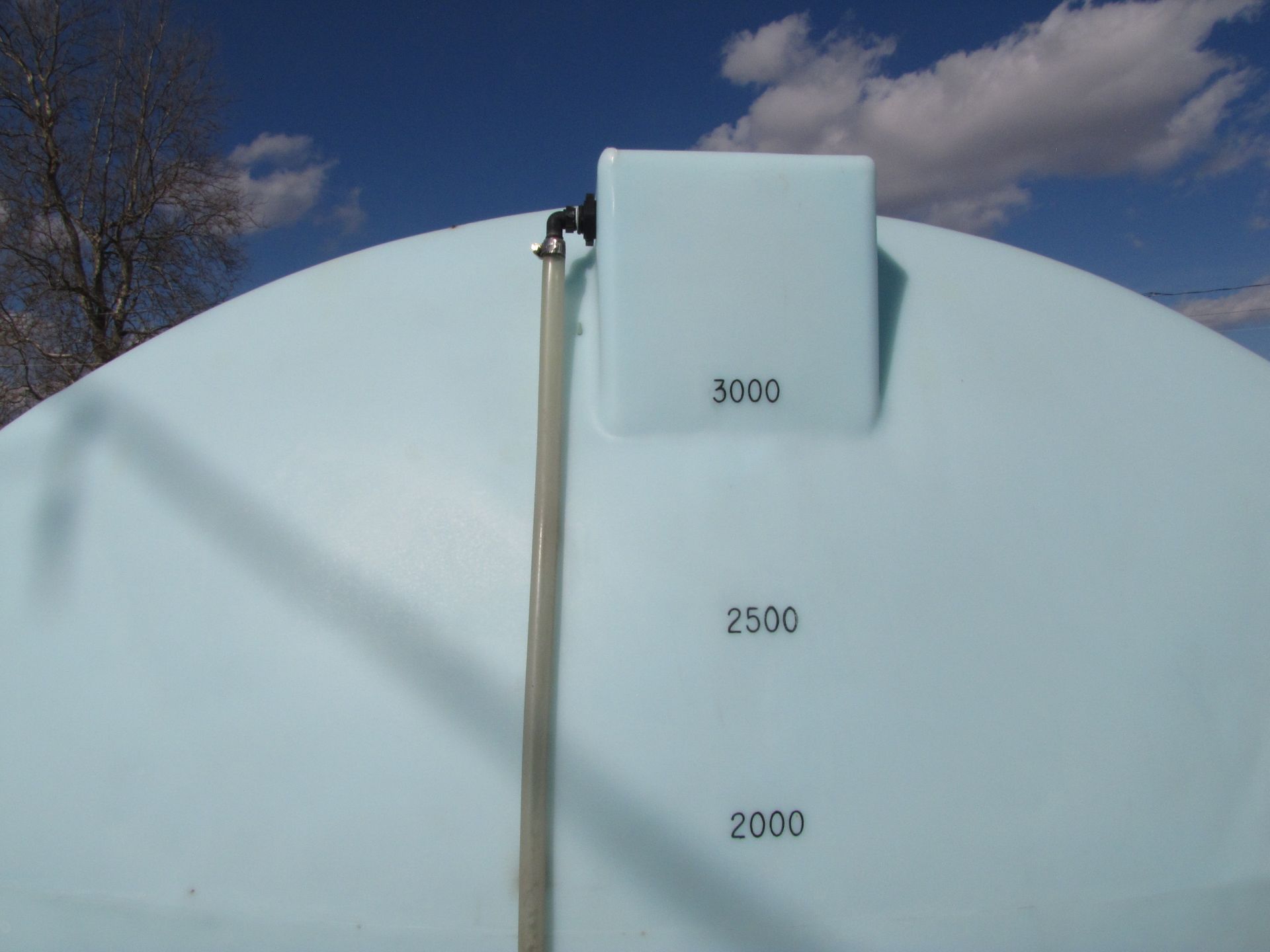 3200-gal poly tank on saddle - Image 12 of 19