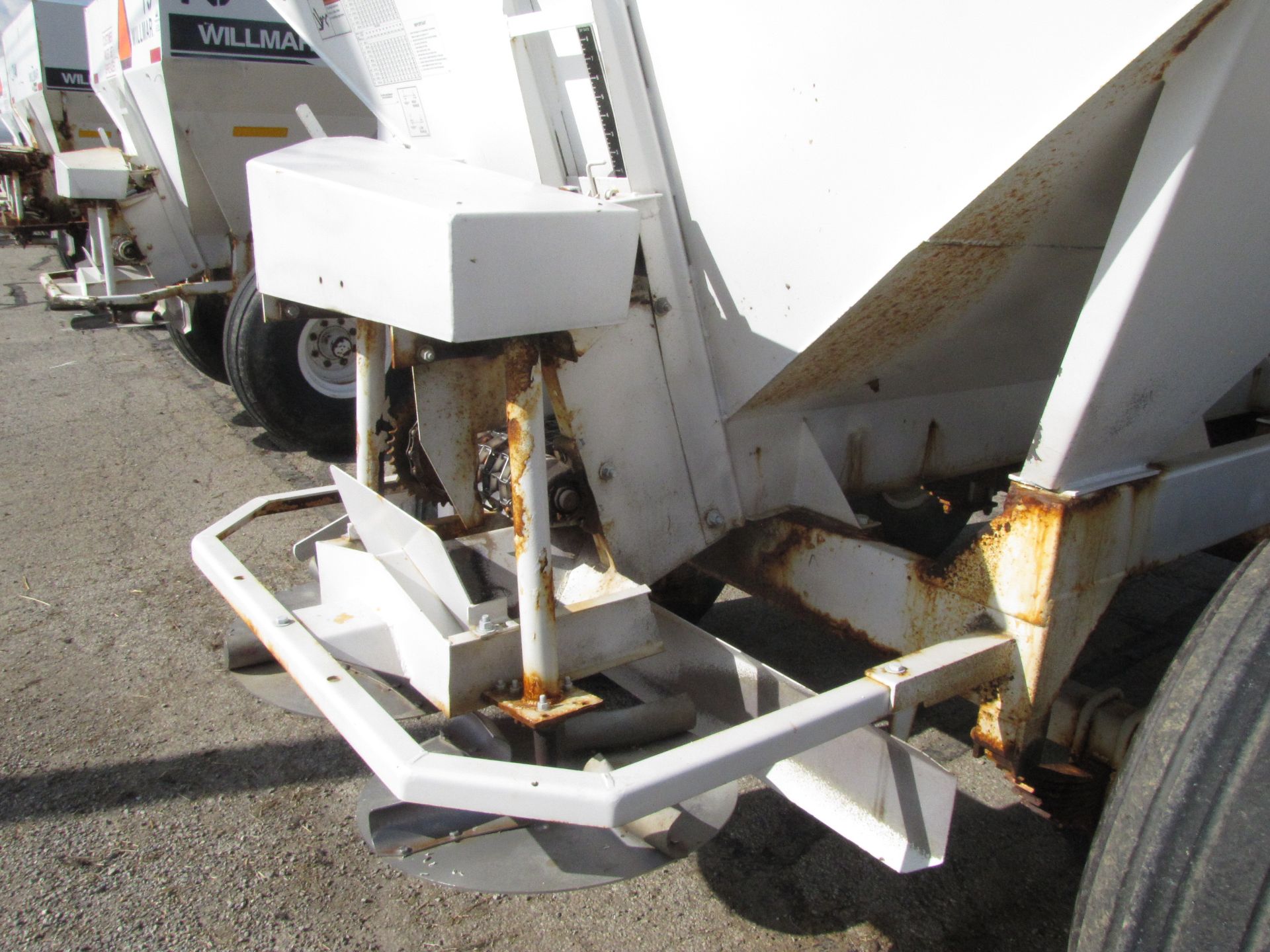 Willmar Super 600 fertilizer spreader - Image 18 of 26