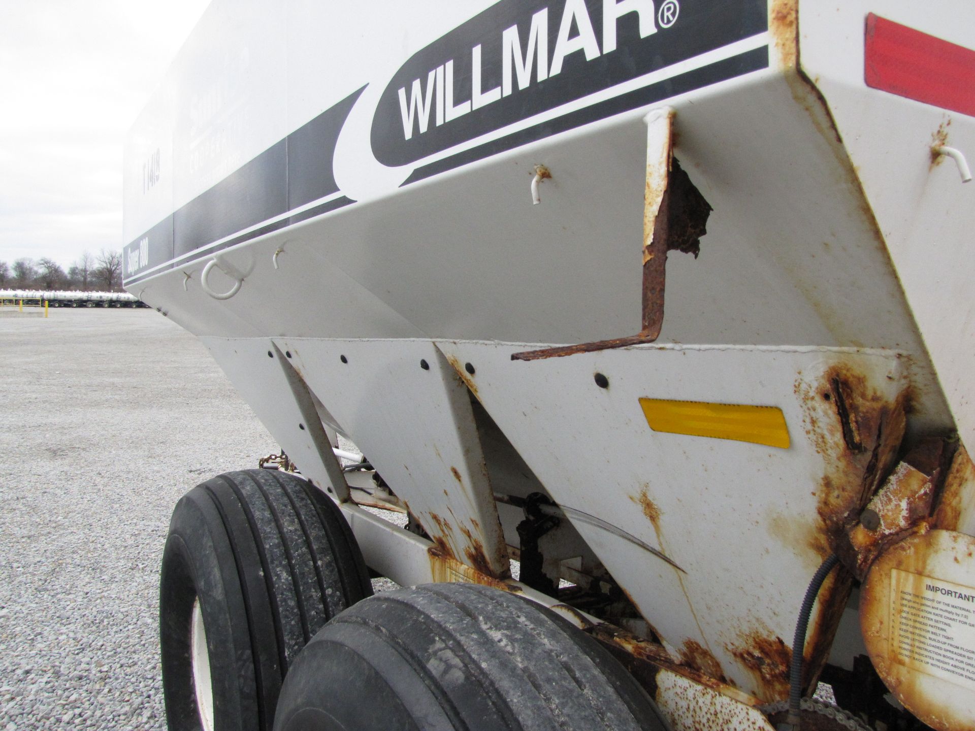 Willmar Super 800 fertilizer spreader - Image 31 of 40