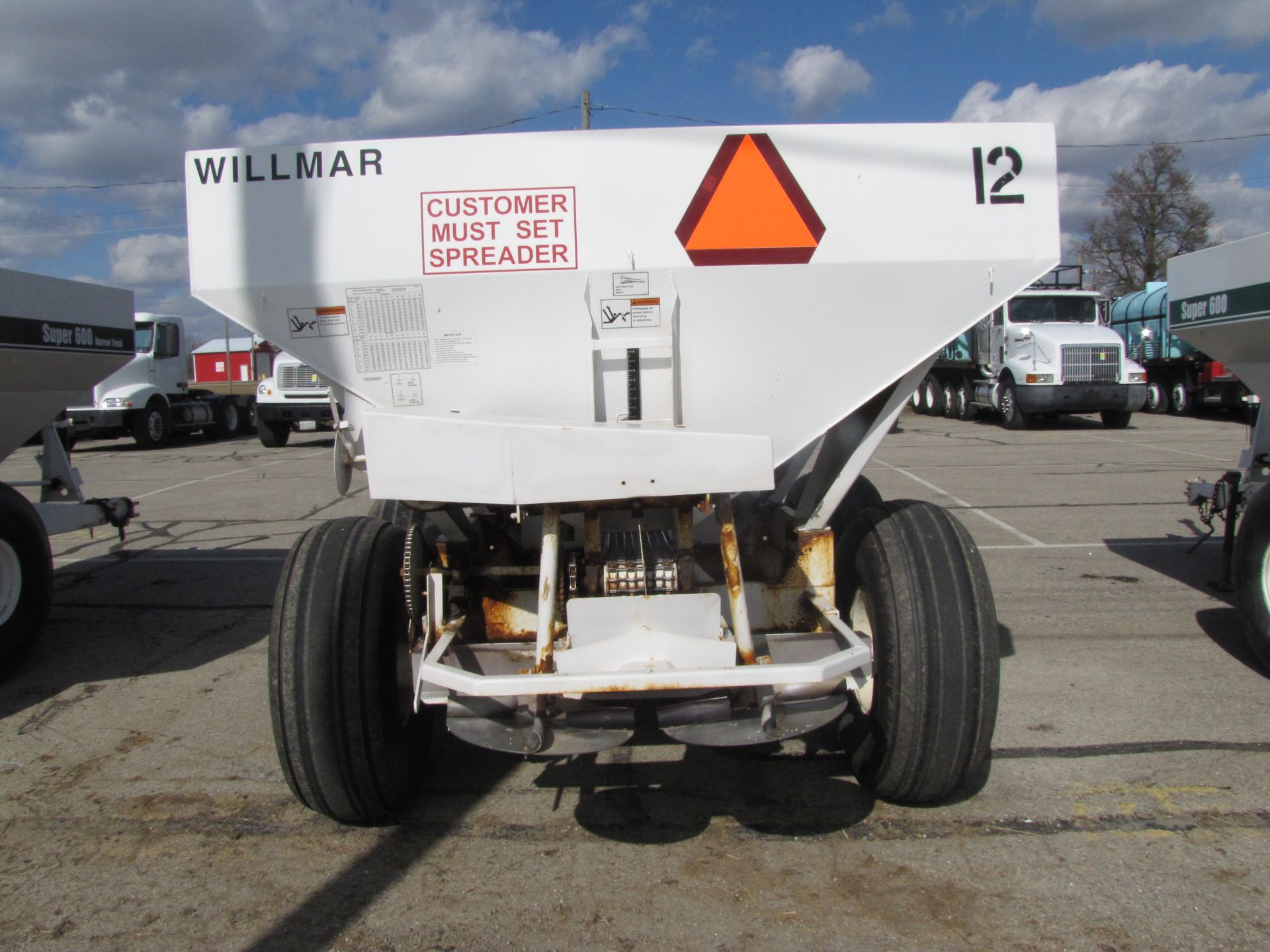 Willmar Super 600 fertilizer spreader - Image 3 of 26