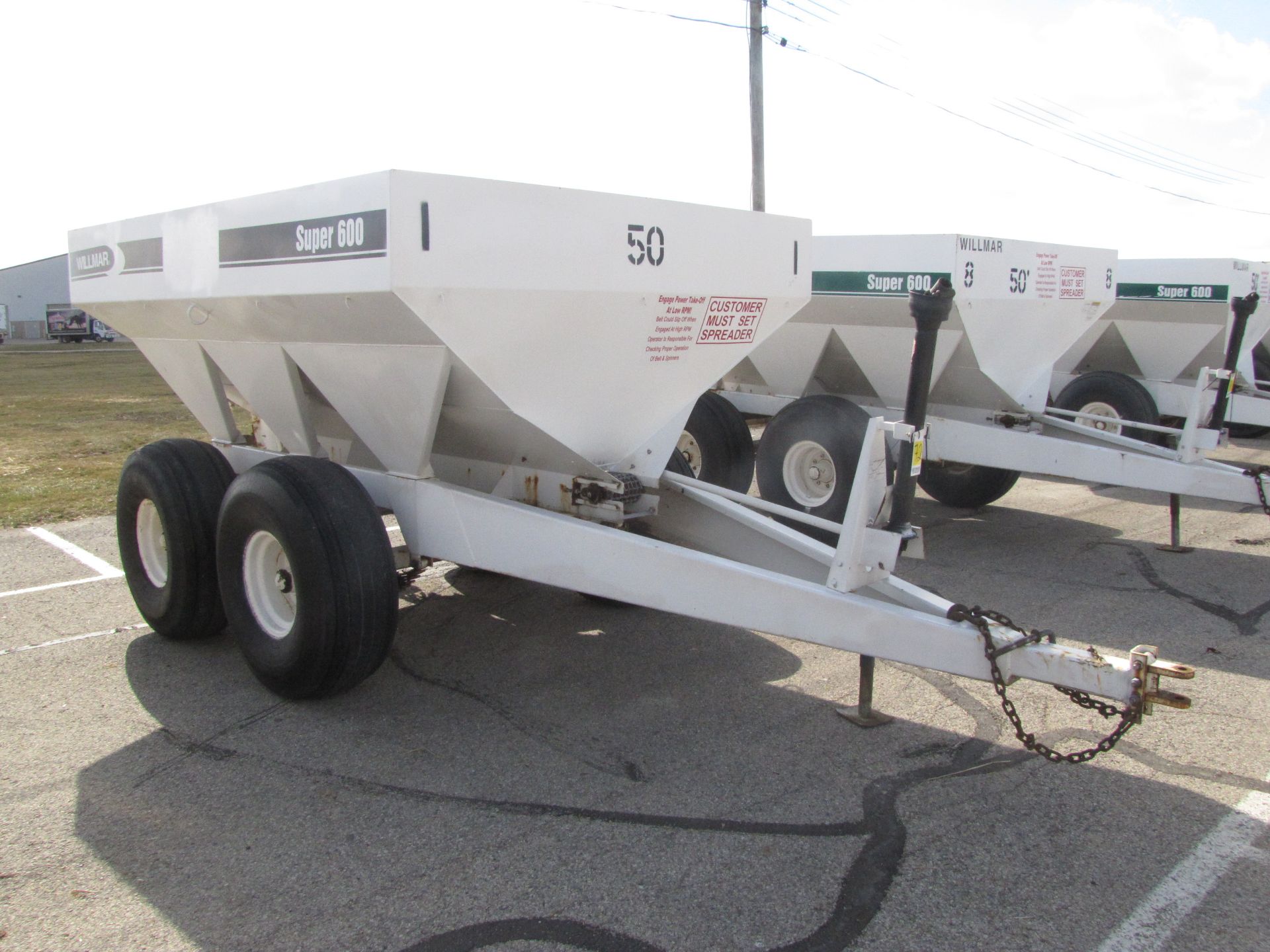 Willmar Super 600 fertilizer spreader - Image 5 of 21