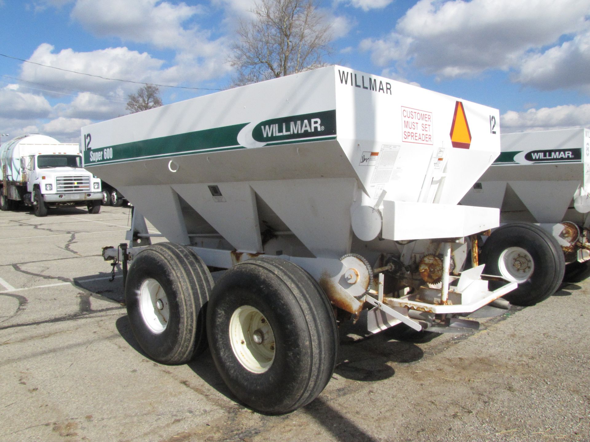 Willmar Super 600 fertilizer spreader - Image 2 of 26