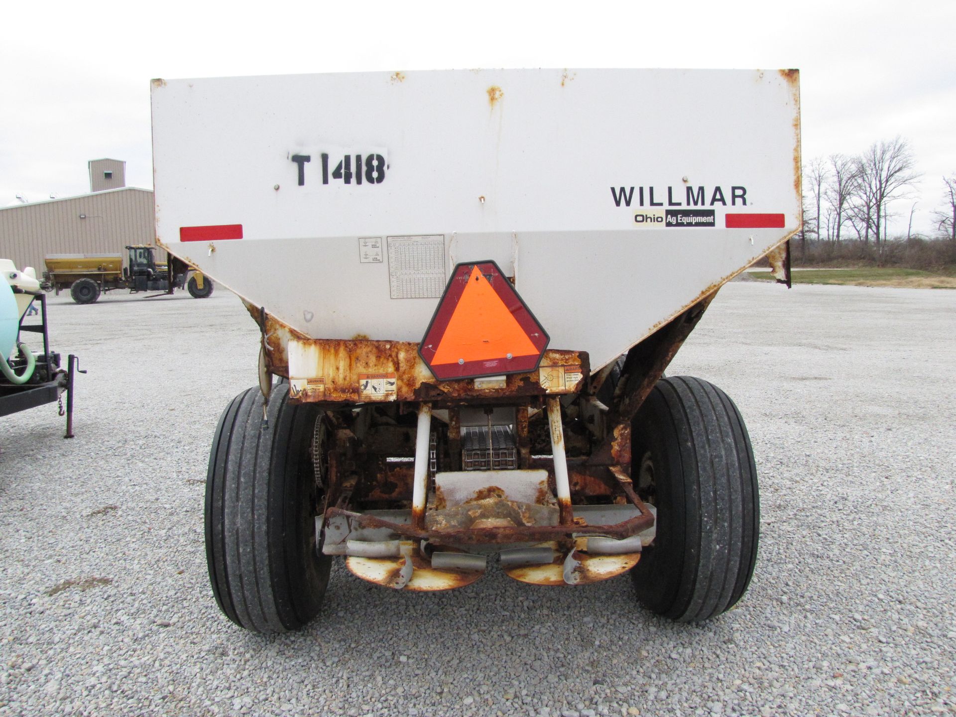 Willmar Super 800 fertilizer spreader - Image 7 of 40