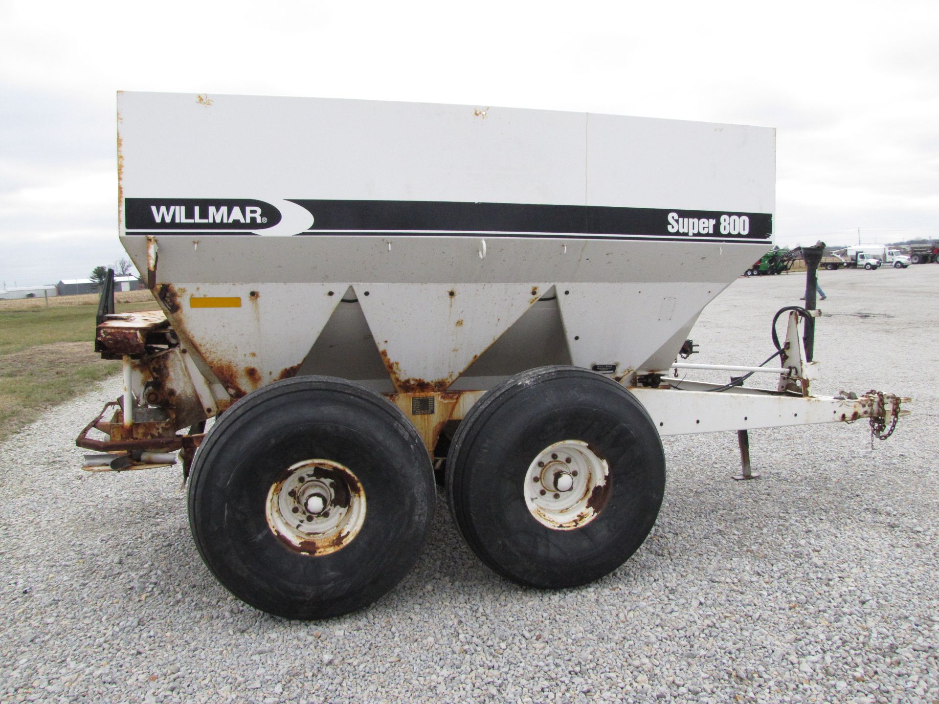 Willmar Super 800 fertilizer spreader - Image 9 of 40