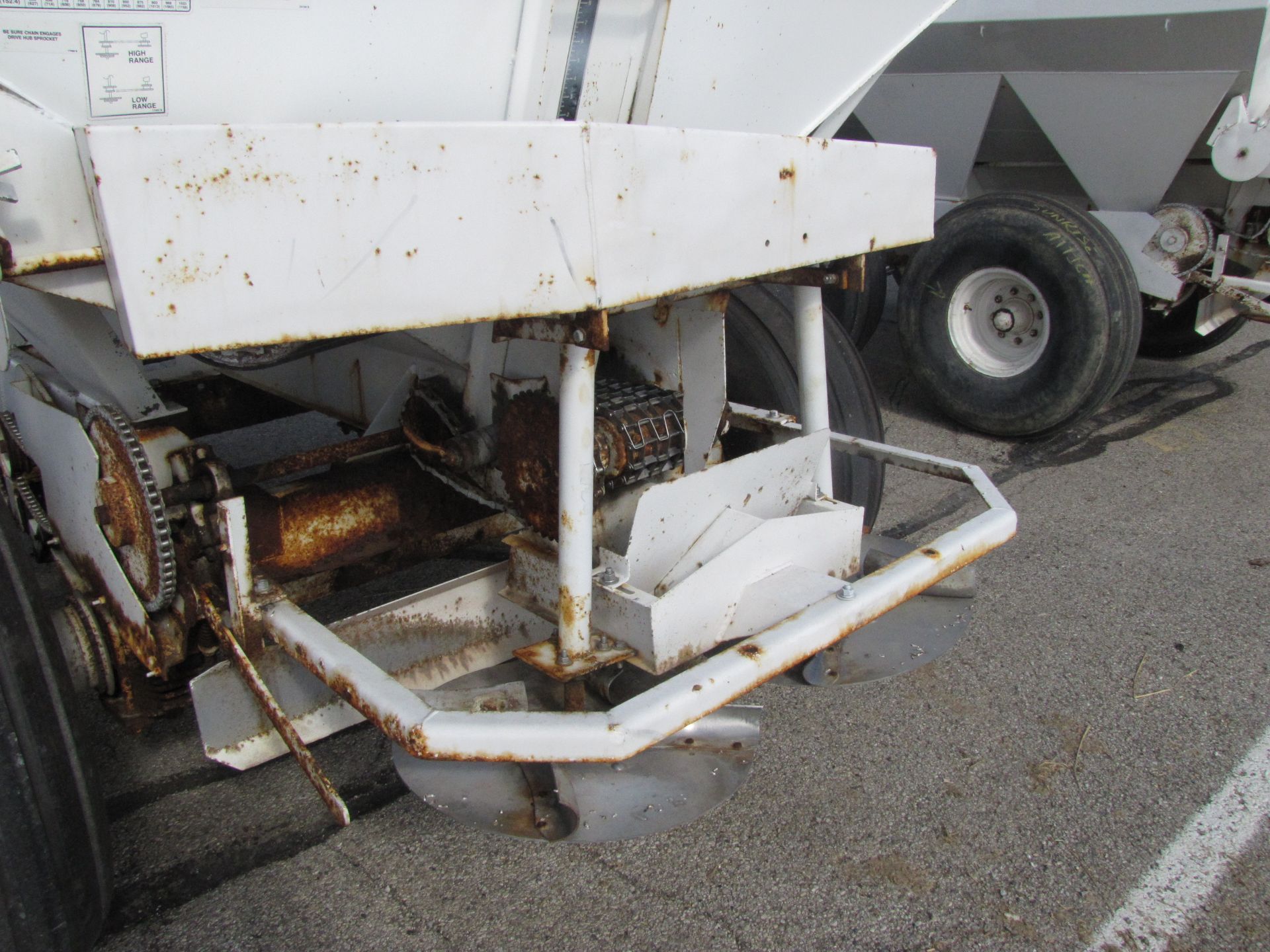 Willmar Super 600 fertilizer spreader - Image 15 of 22