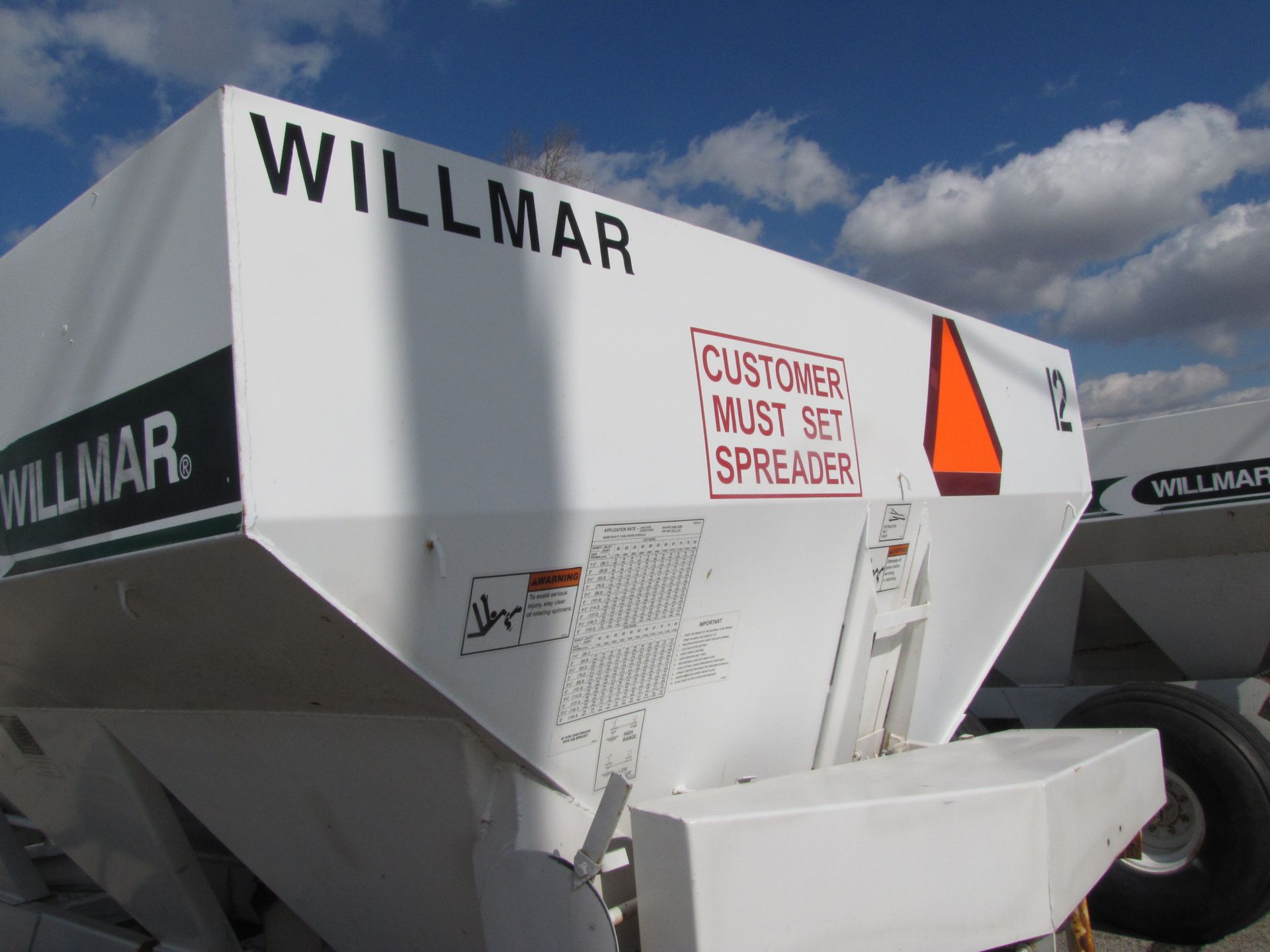 Willmar Super 600 fertilizer spreader - Image 16 of 26