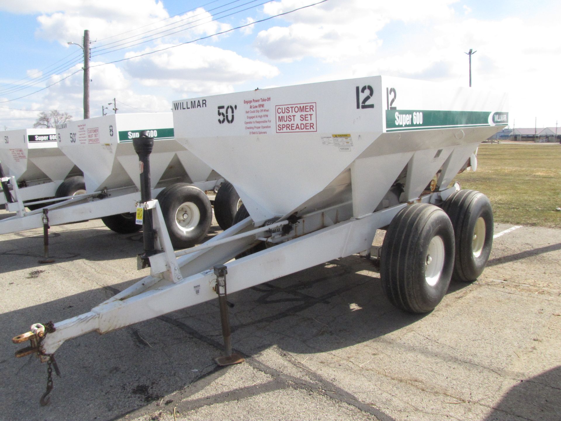 Willmar Super 600 fertilizer spreader