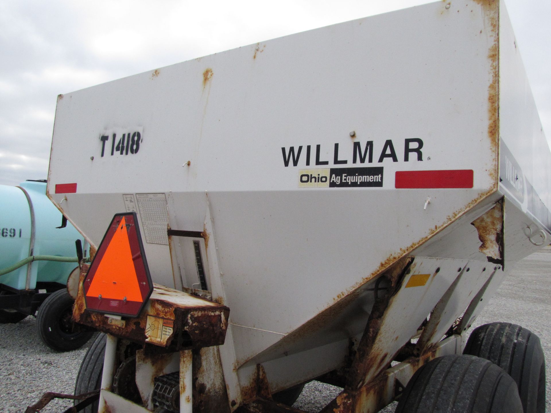 Willmar Super 800 fertilizer spreader - Image 22 of 40