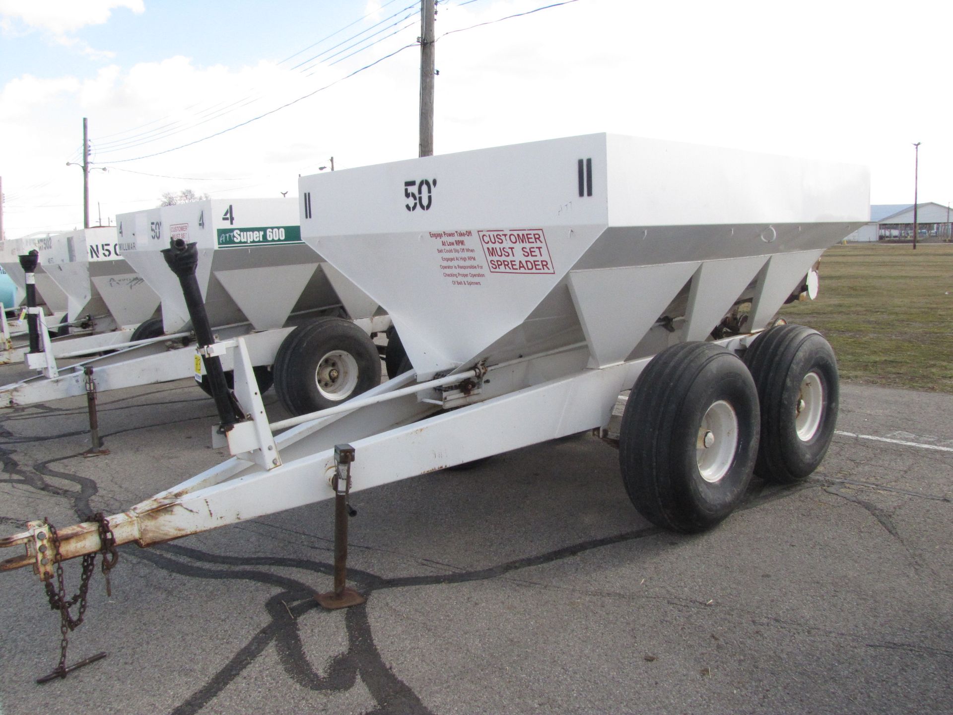 Willmar Super 600 fertilizer spreader