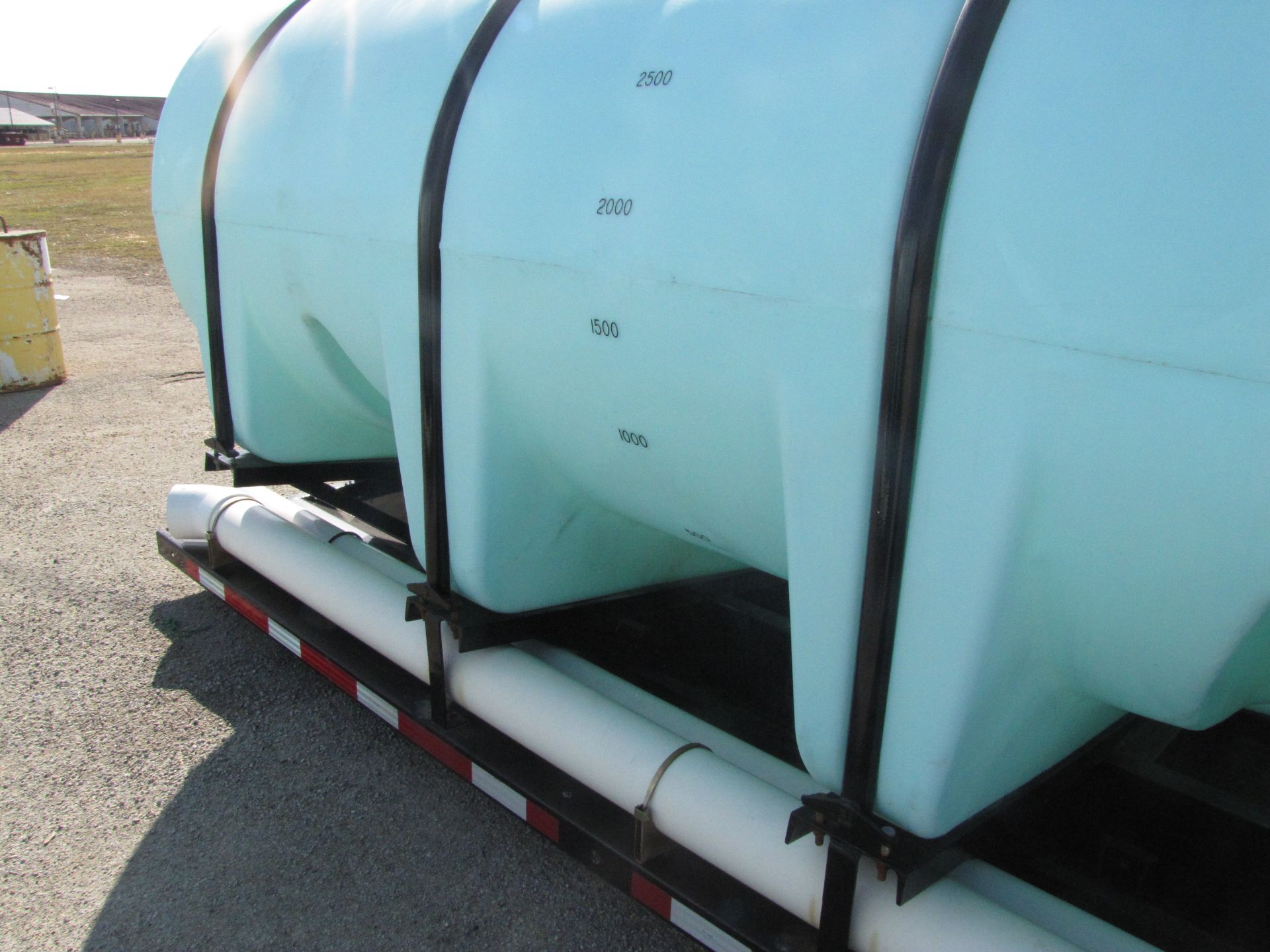 3200-gal poly tank on saddle - Image 9 of 19