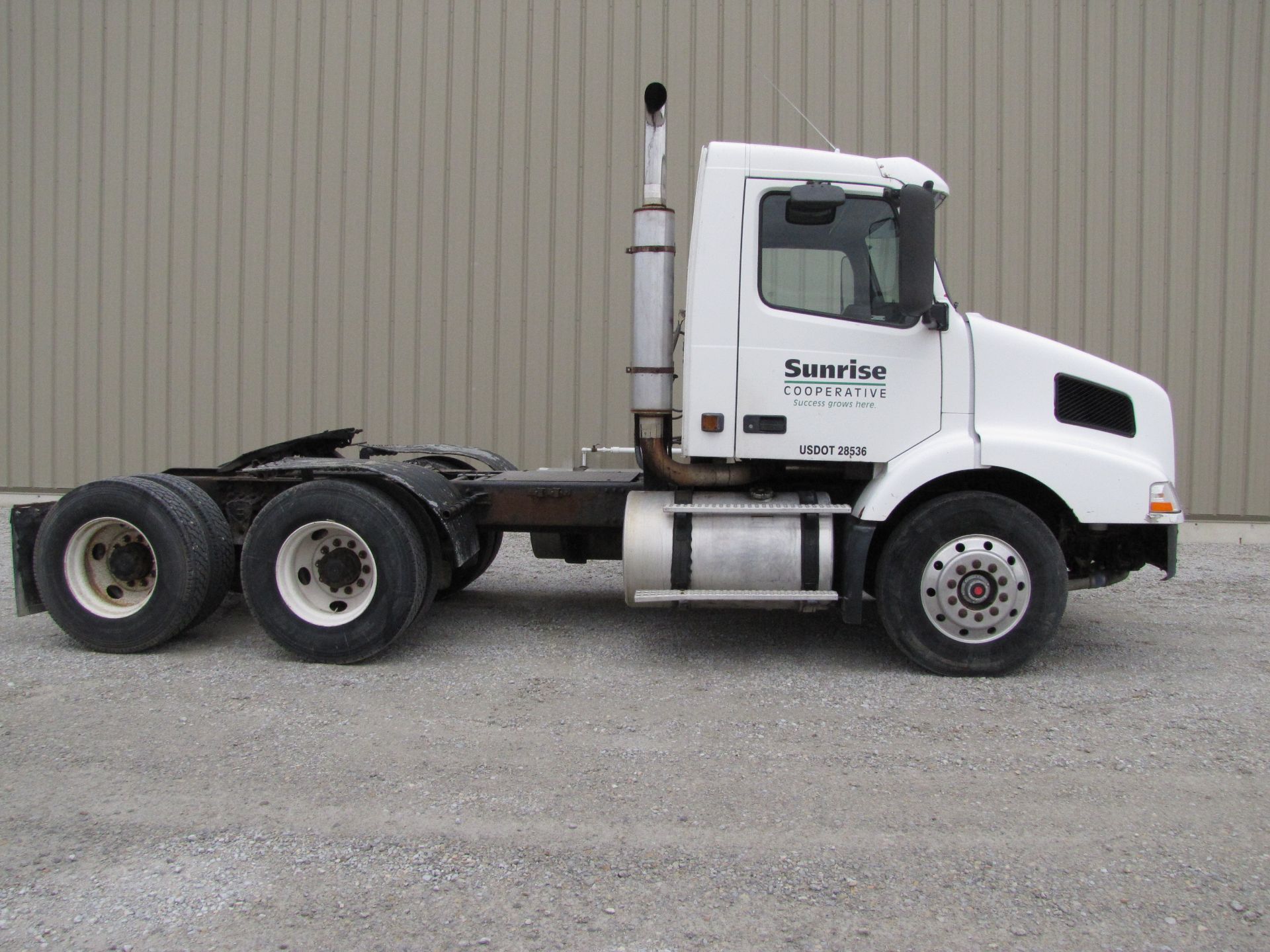 1999 Volvo VNL-64 semi truck - Image 2 of 64