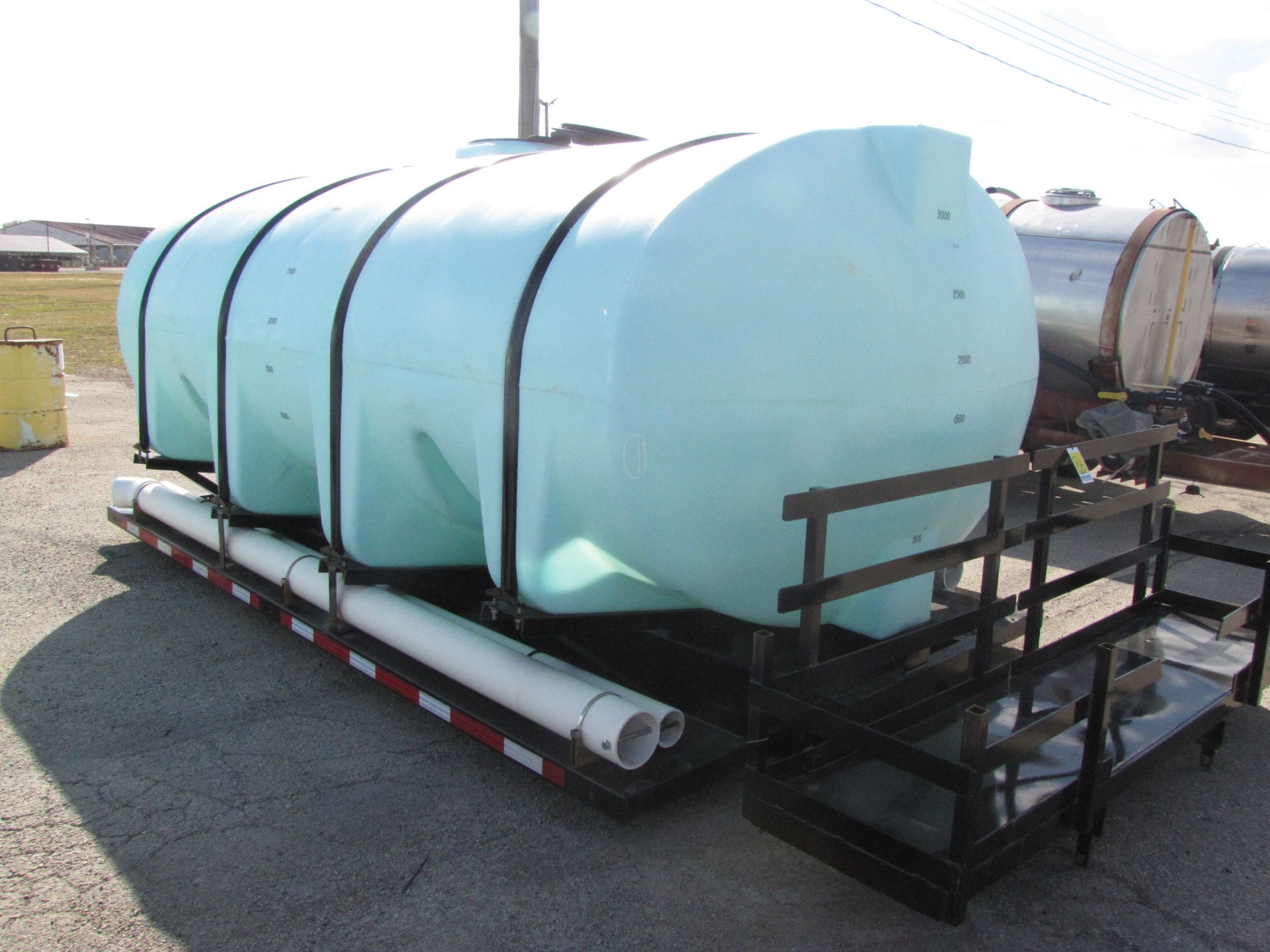 3200-gal poly tank on saddle - Image 5 of 19