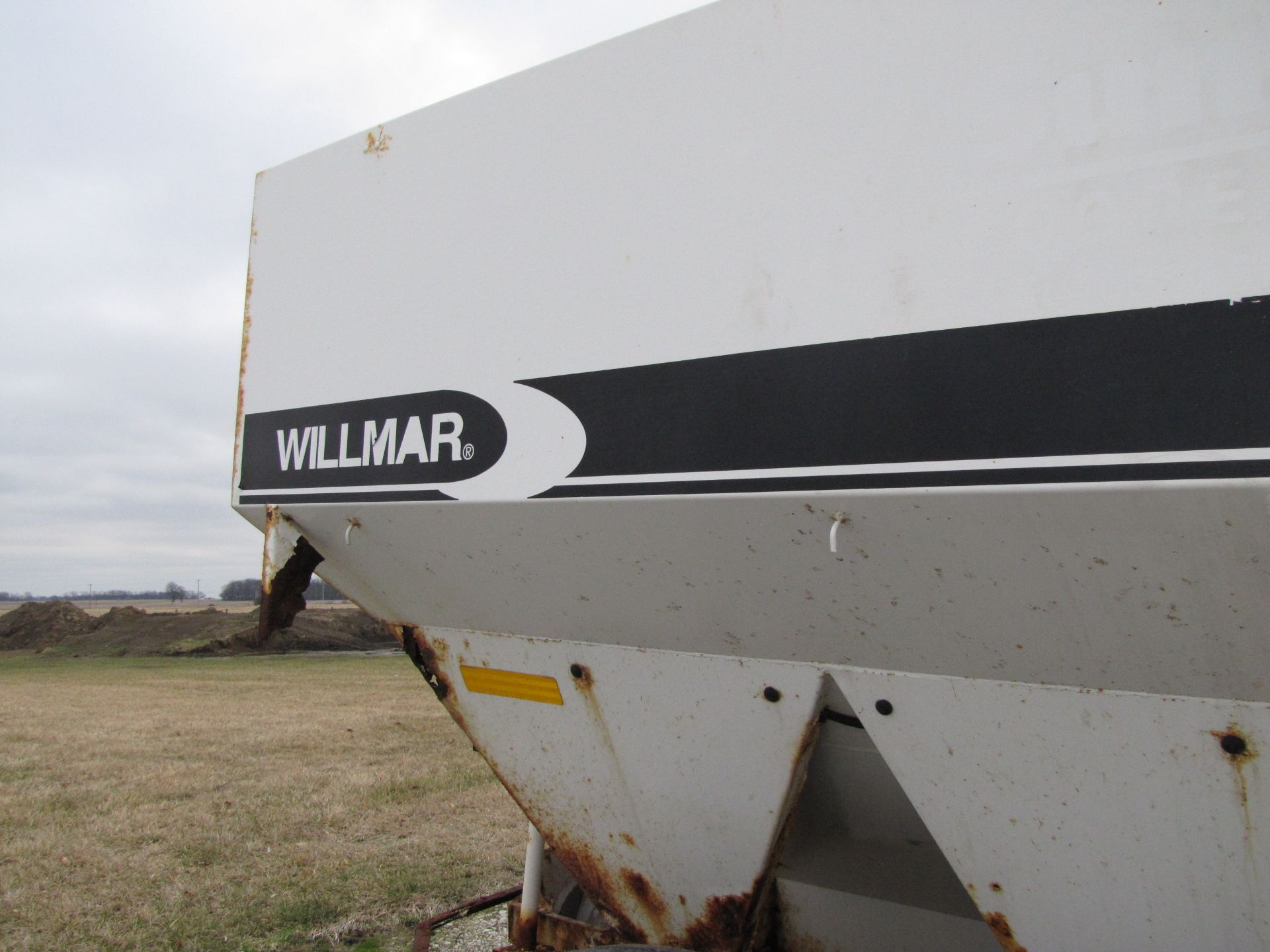 Willmar Super 800 fertilizer spreader - Image 15 of 40