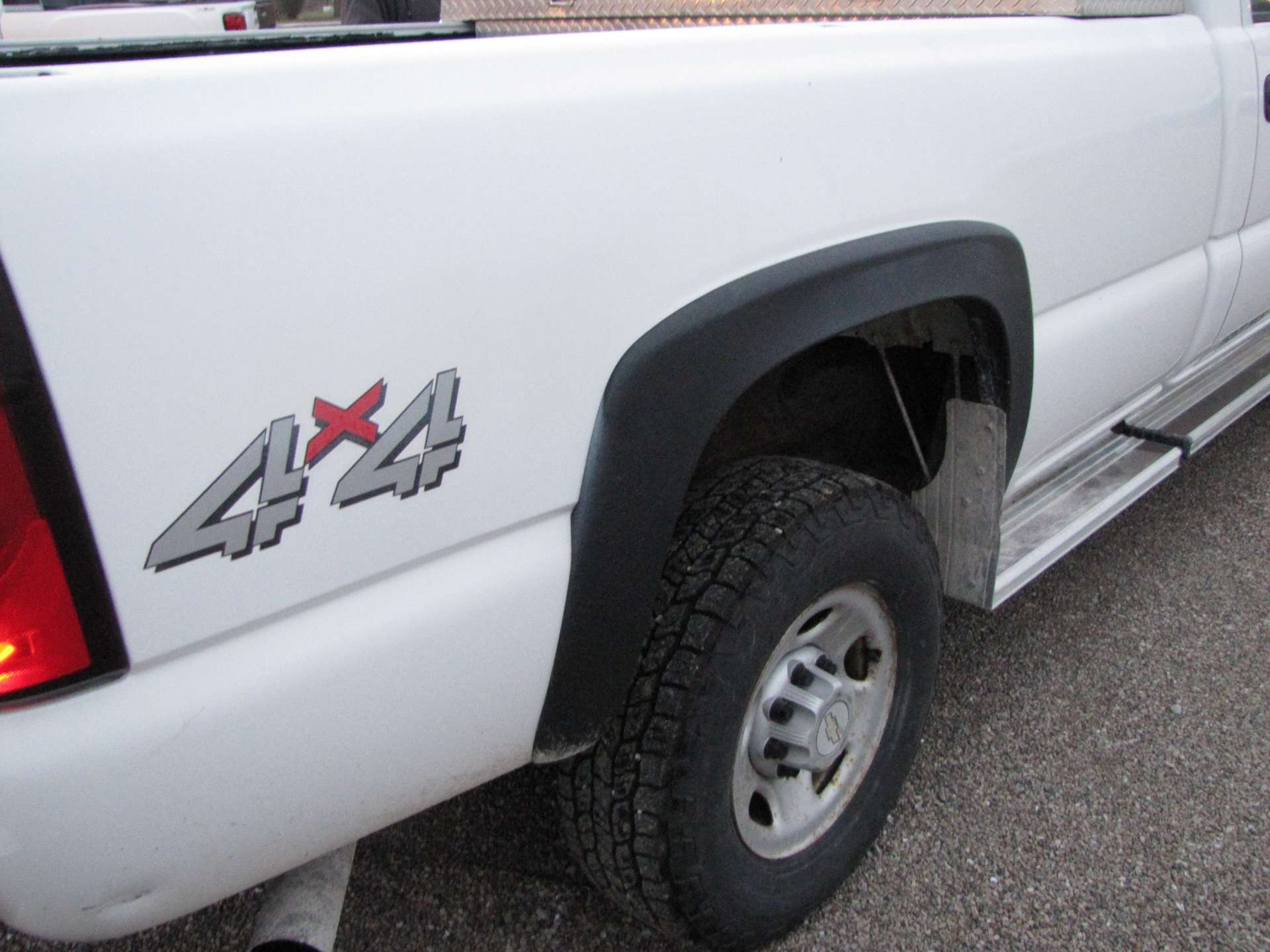 2006 Chevy 2500 HD pickup truck - Image 35 of 65
