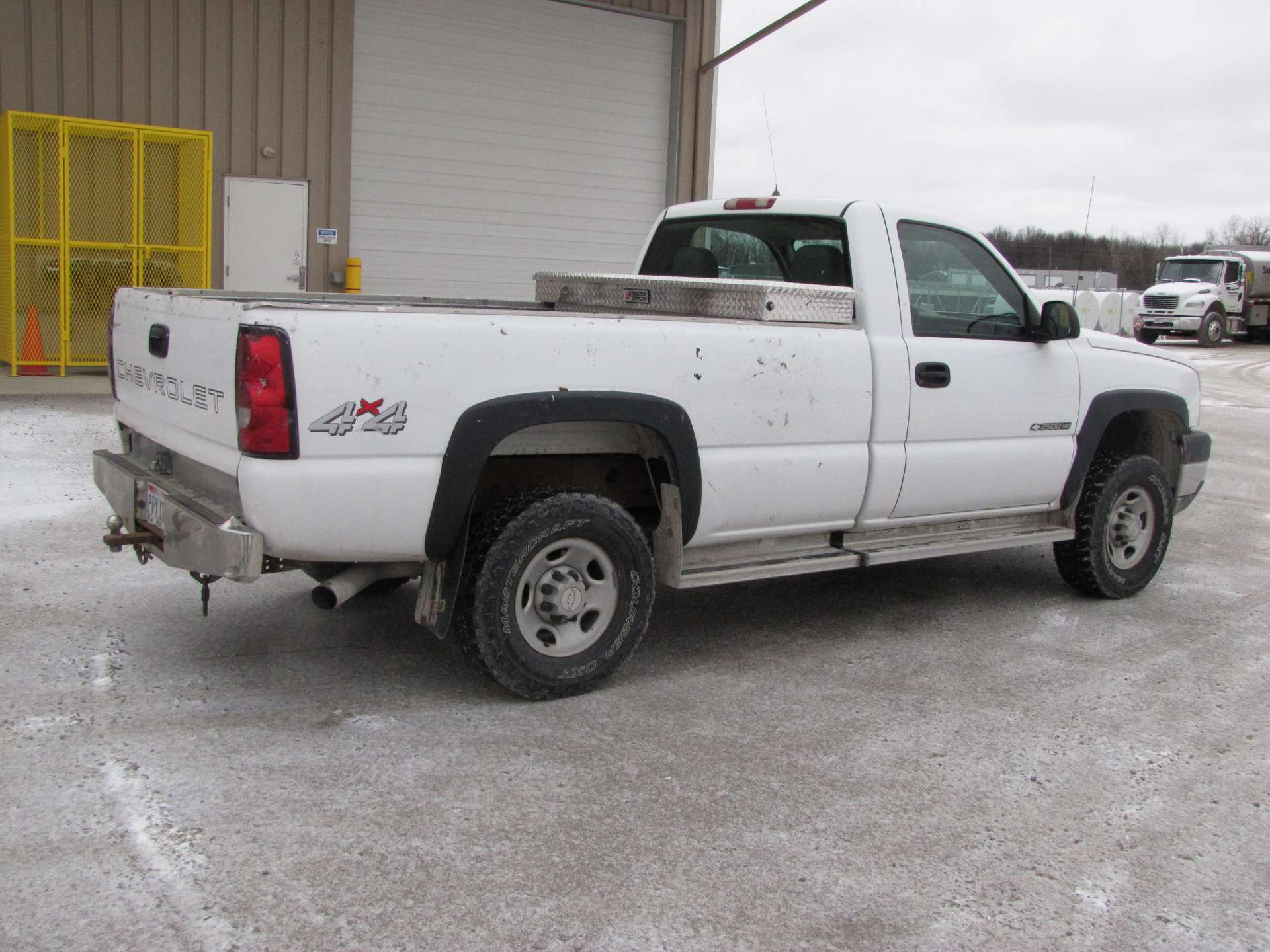2006 Chevy 2500 HD pickup truck - Image 5 of 63