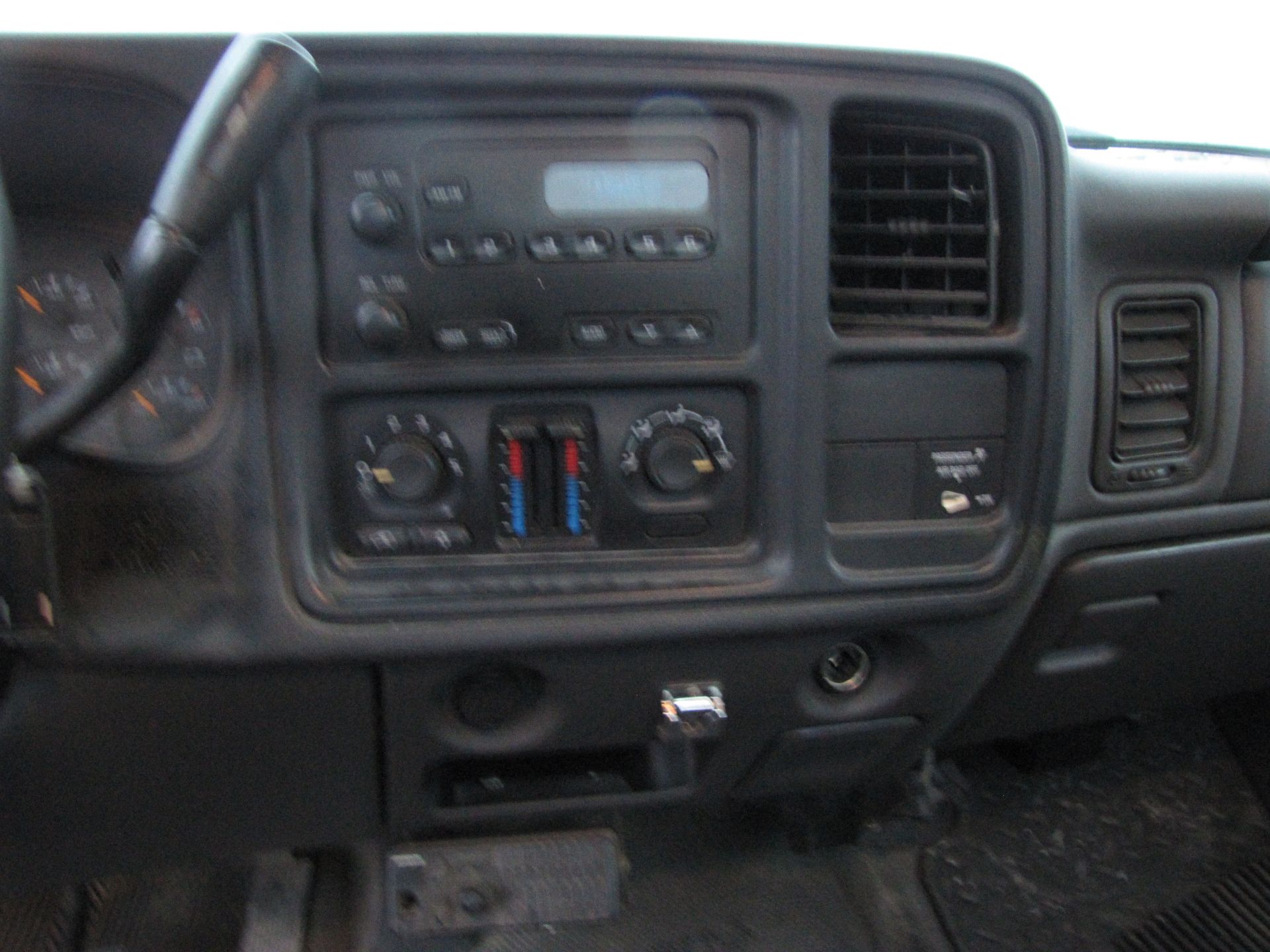 2006 Chevy 2500 HD pickup truck - Image 61 of 65