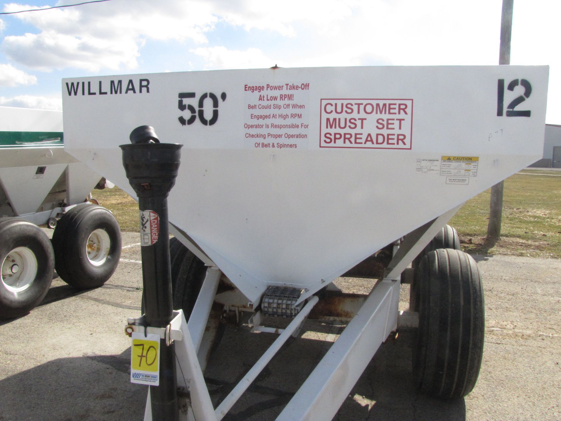 Willmar Super 600 fertilizer spreader - Image 8 of 26