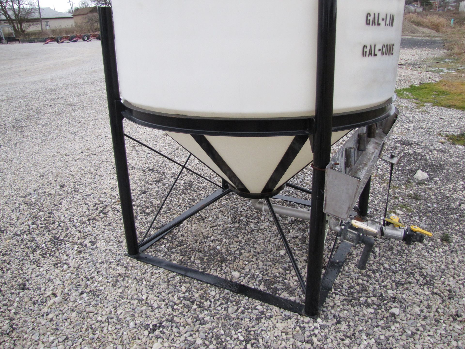 1400-gal Roto-Mold tank - Image 8 of 10