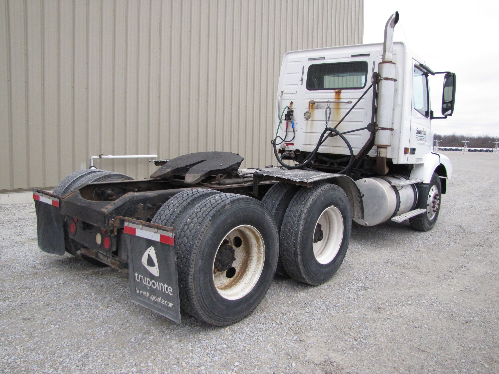 1999 Volvo VNL-64 semi truck - Image 4 of 64