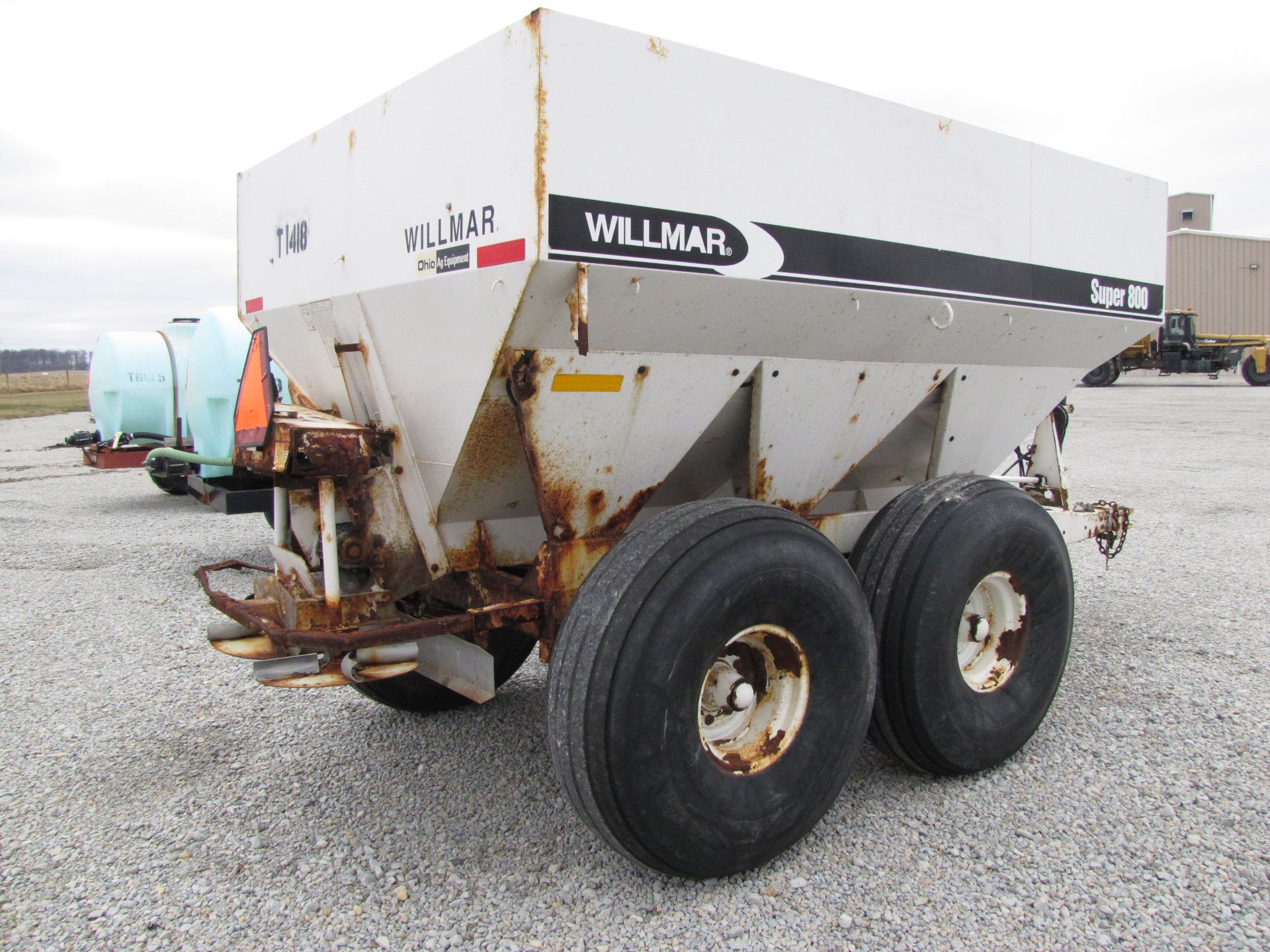 Willmar Super 800 fertilizer spreader - Image 8 of 40