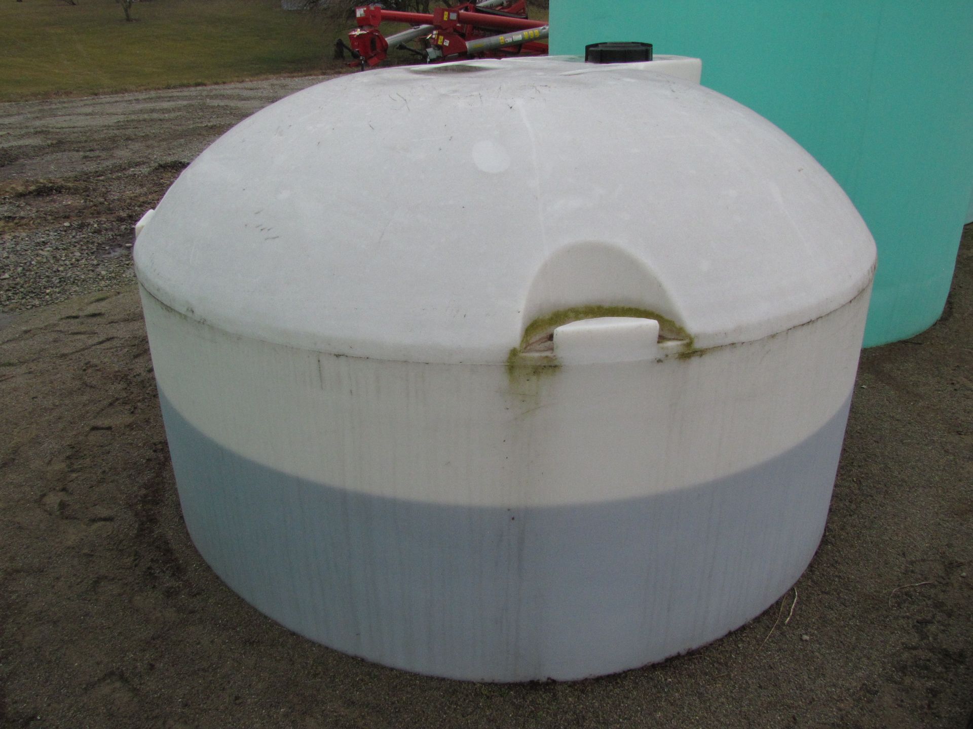 900 gal white flat bottom poly tank - Image 3 of 8