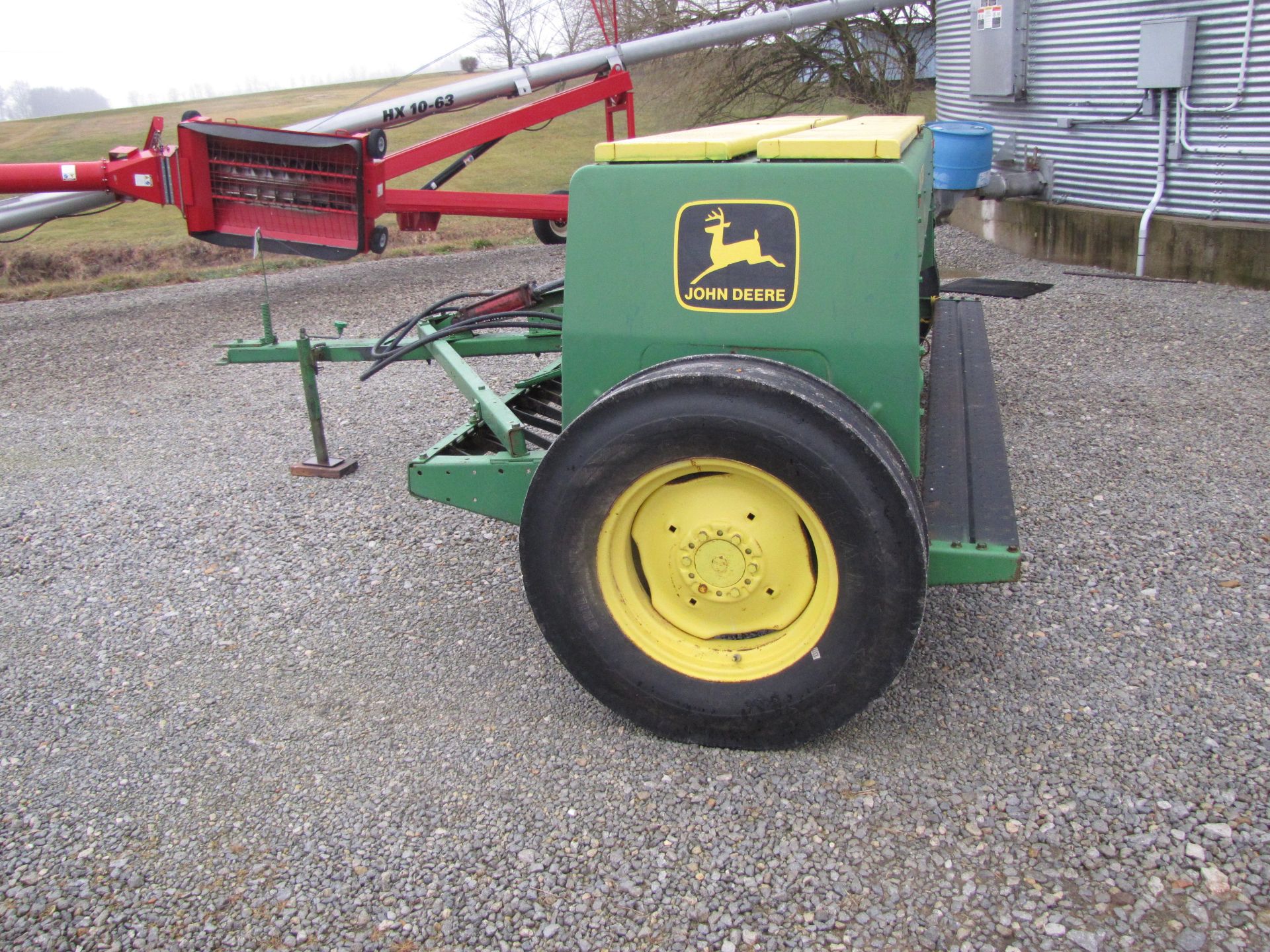 John Deere 8300 end-wheel drill - Image 5 of 36