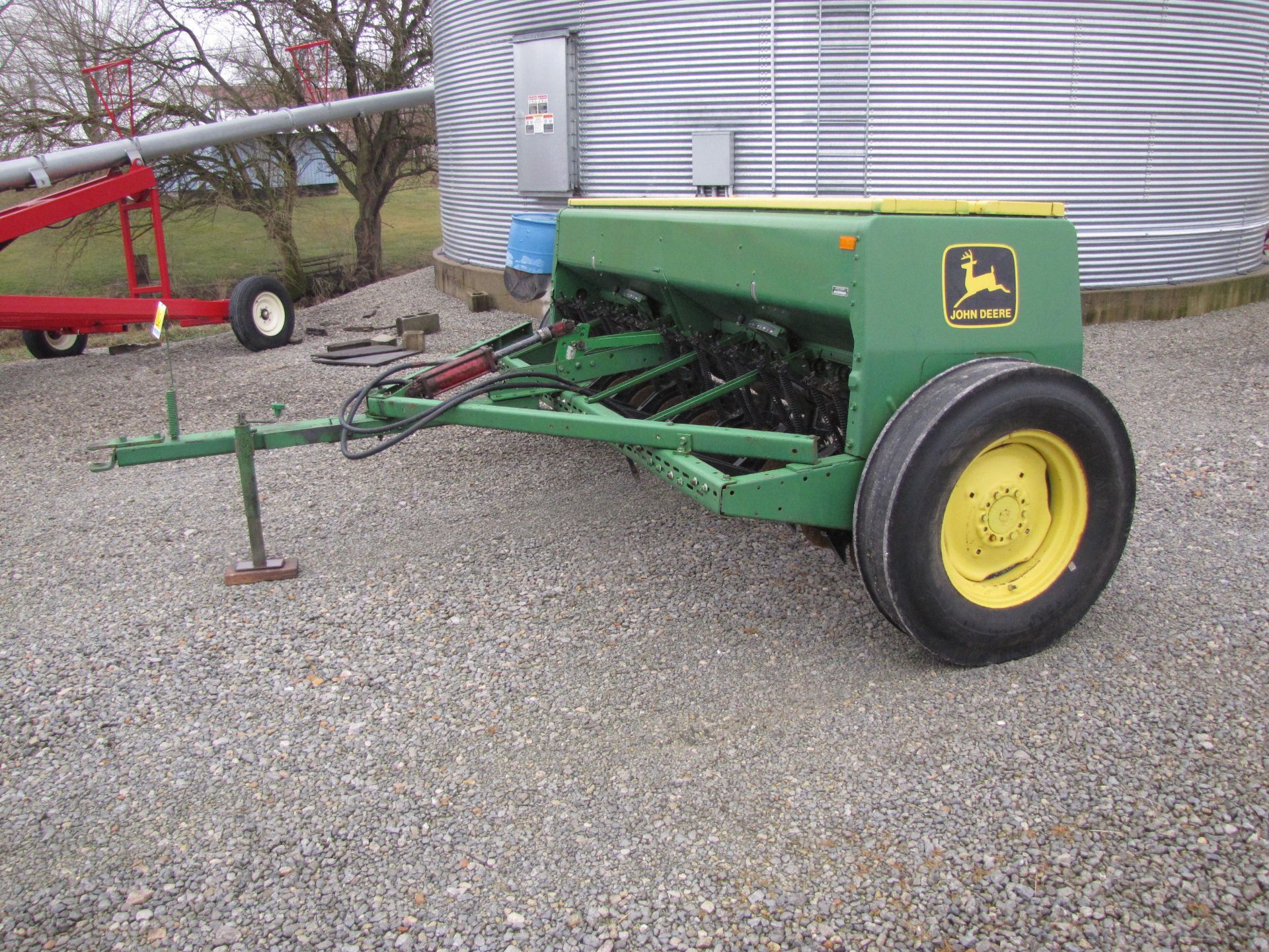 John Deere 8300 end-wheel drill - Image 4 of 36