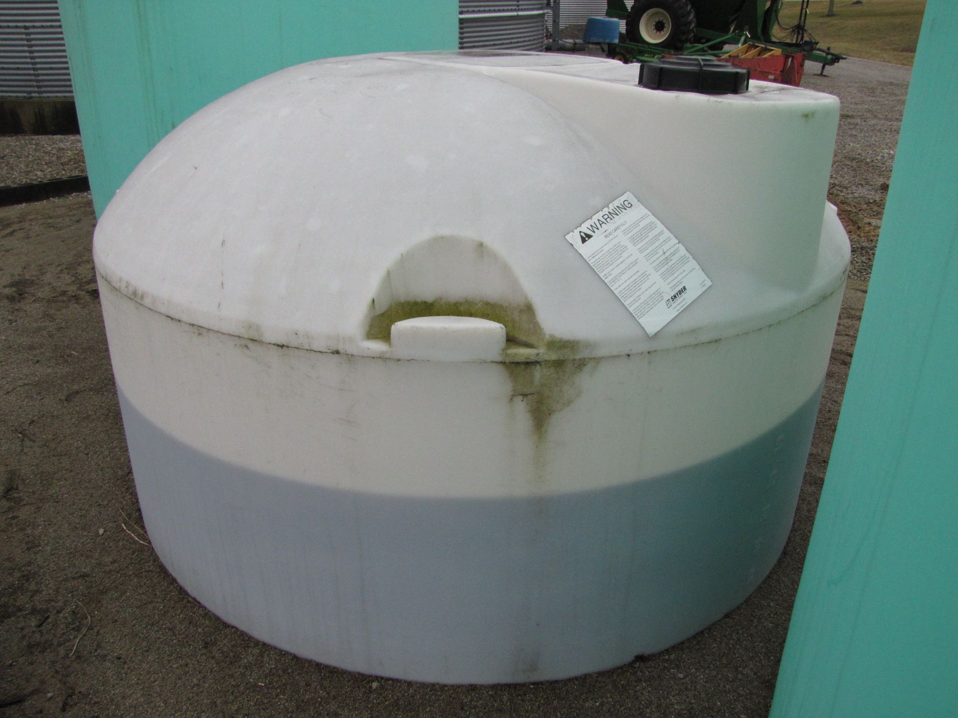 900 gal white flat bottom poly tank - Image 5 of 8