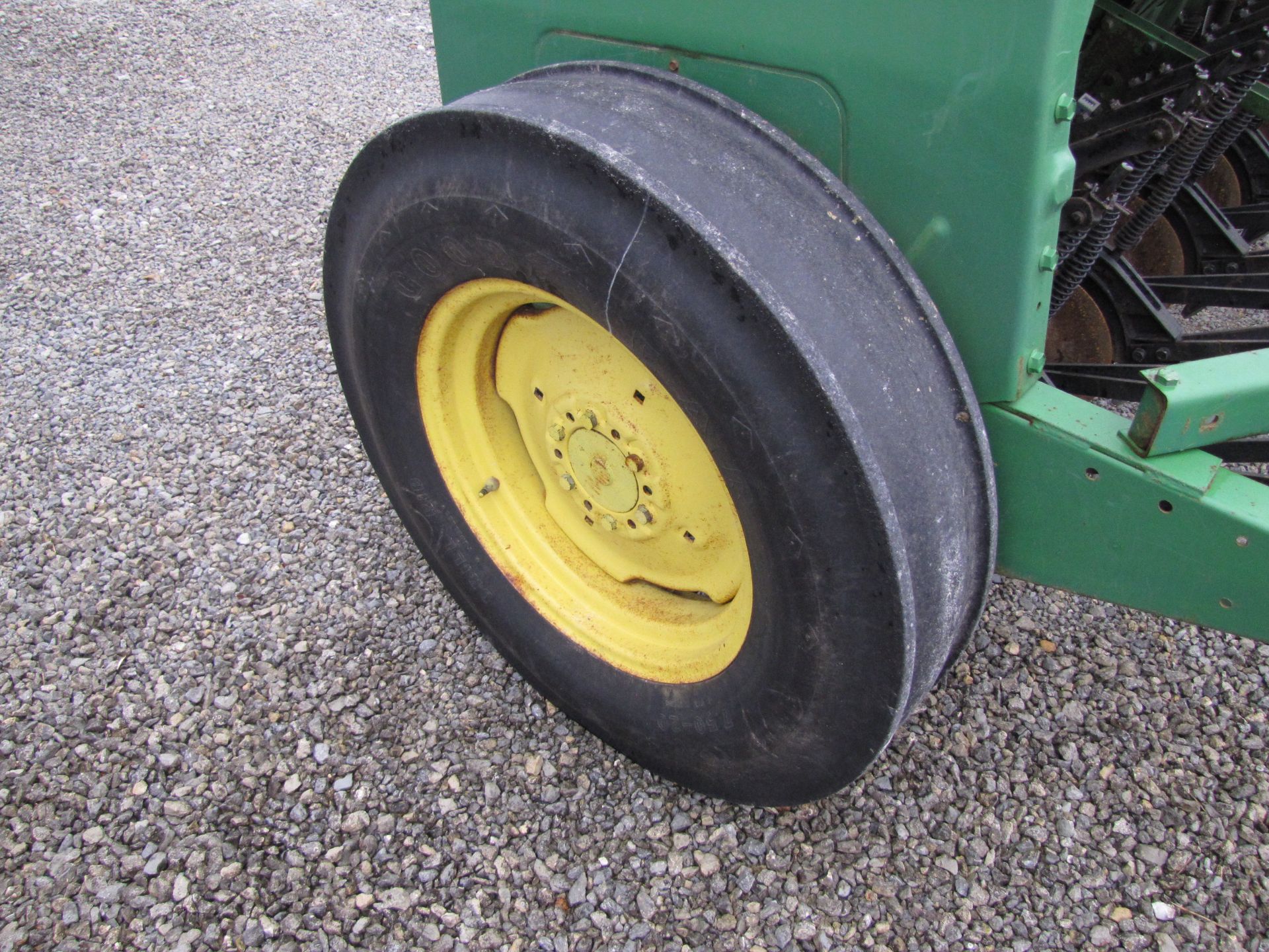 John Deere 8300 end-wheel drill - Image 17 of 36