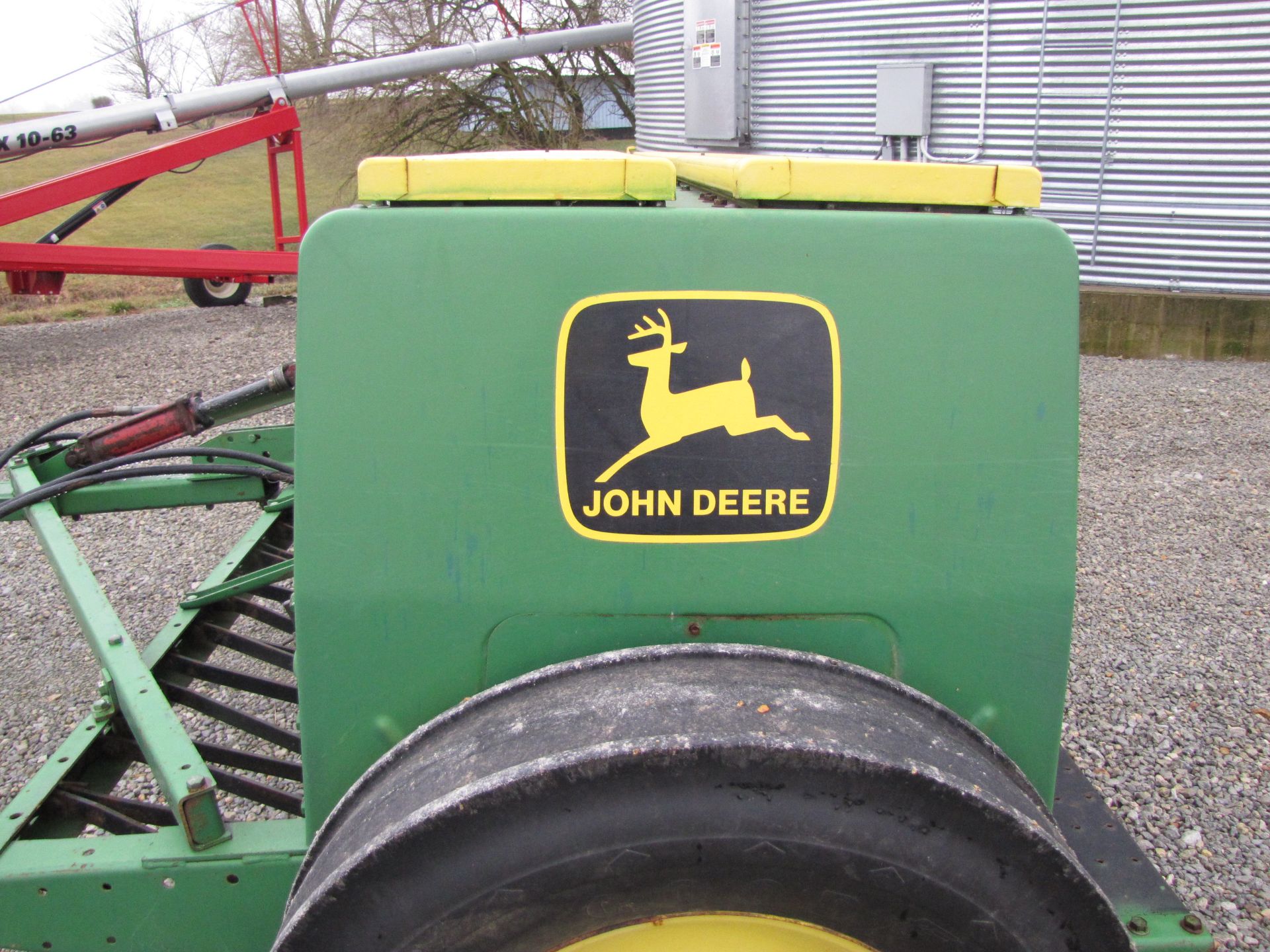 John Deere 8300 end-wheel drill - Image 25 of 36