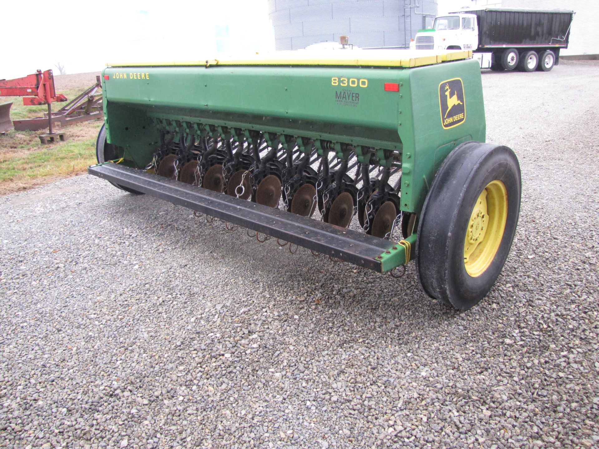 John Deere 8300 end-wheel drill - Image 9 of 36