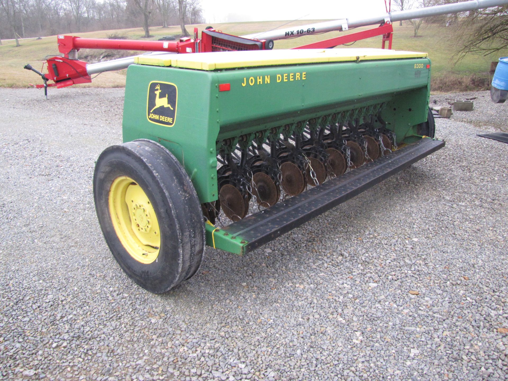 John Deere 8300 end-wheel drill - Image 6 of 36