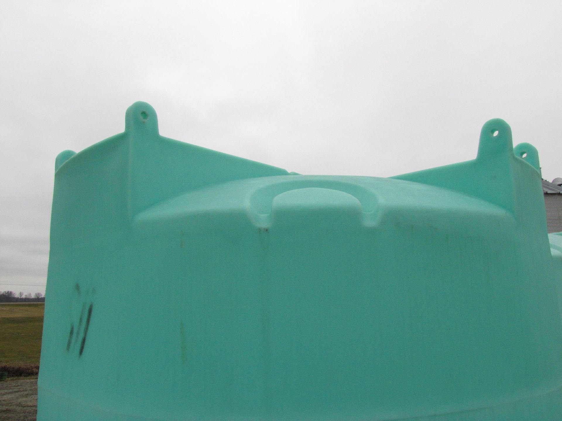 2500 gal green flat bottom poly tank - Image 5 of 6